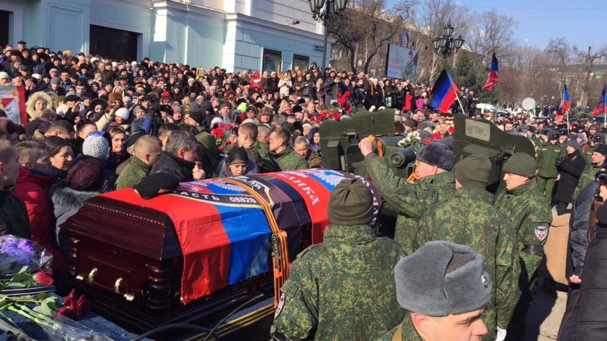 На 'церемонію прощання' з Гіві зігнали студентів і бюджетників