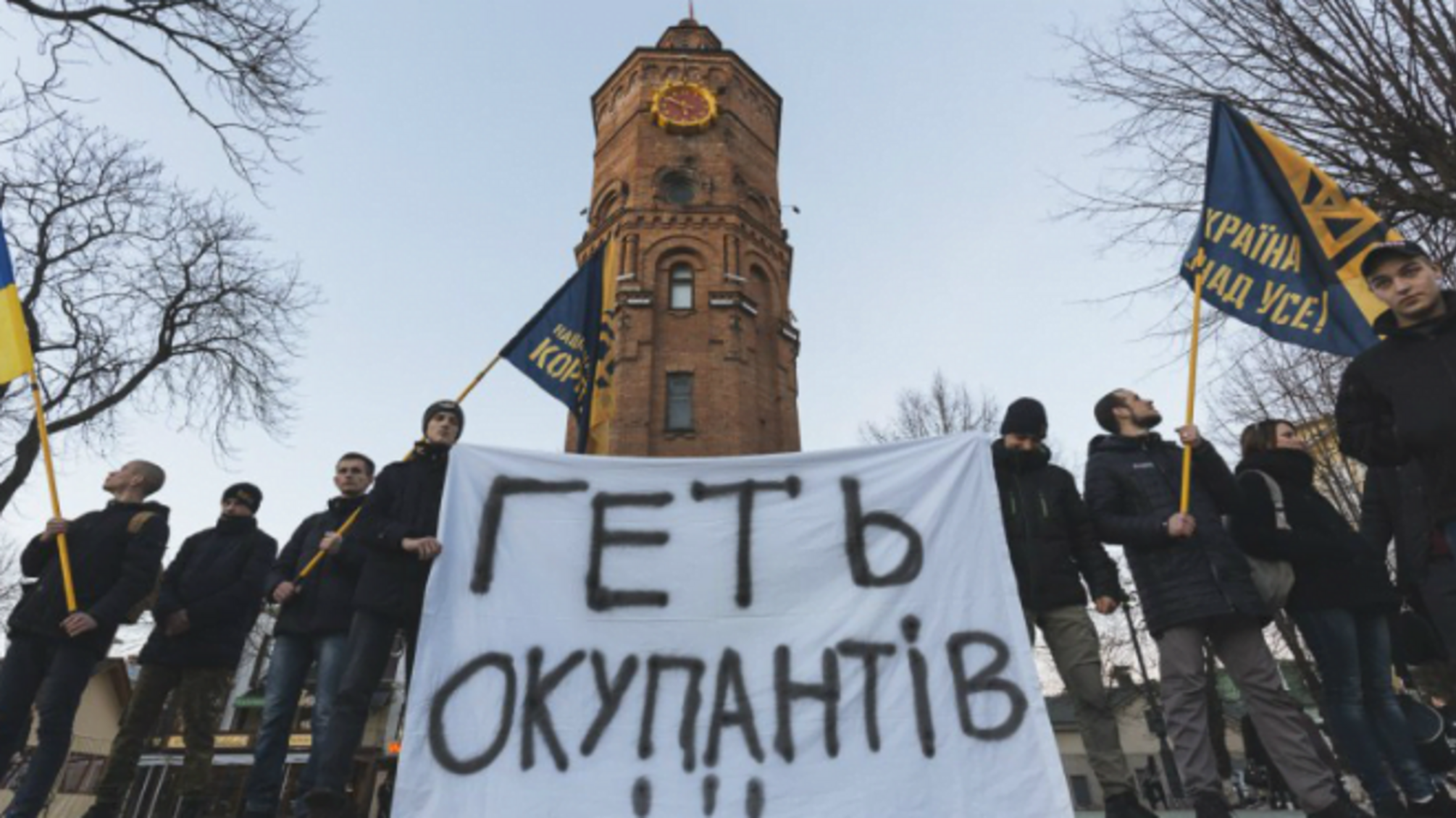 У Вінниці активісти розтоптали та спалили російський триколор