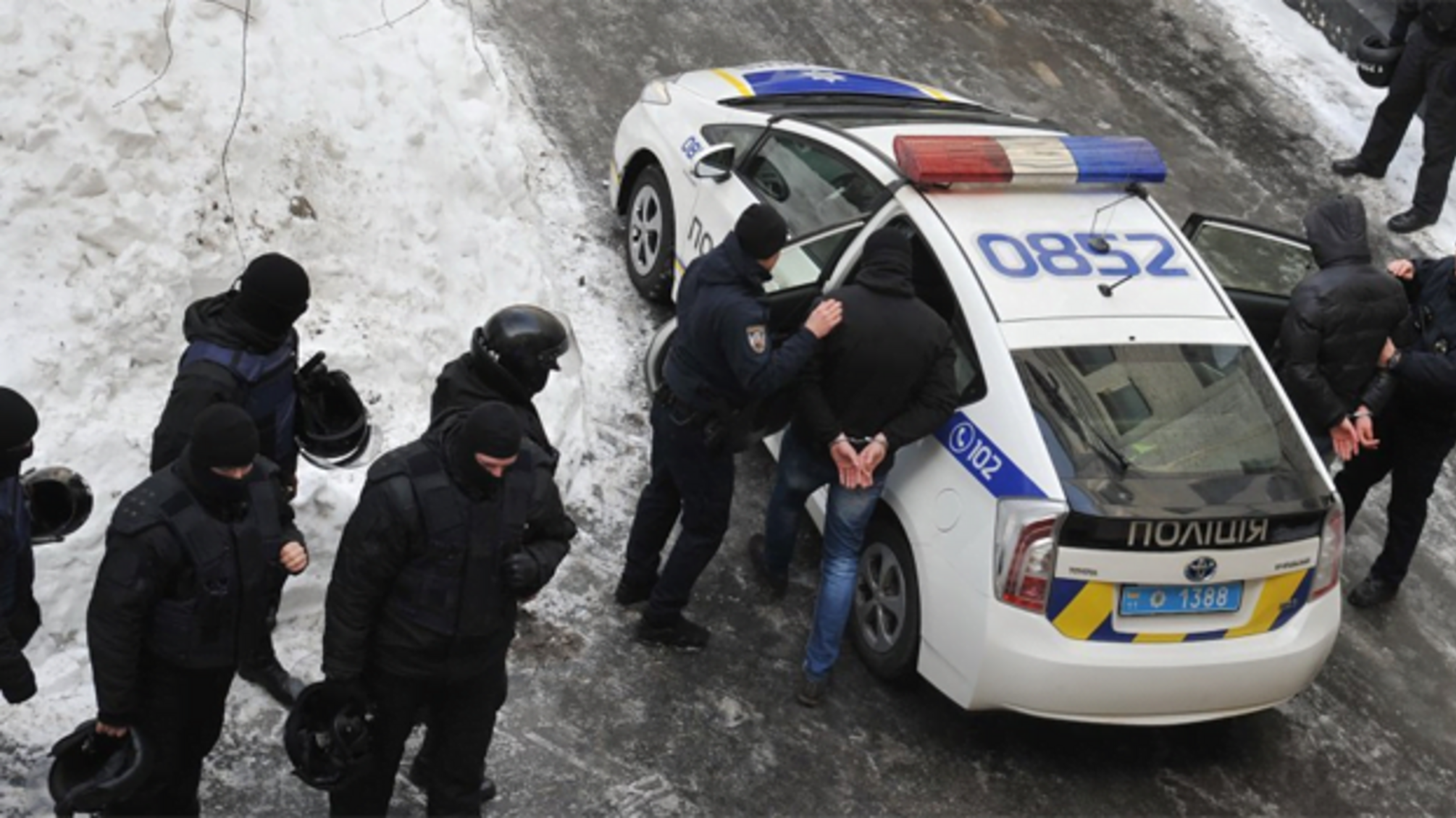 У столиці невідомі в масках напали на В’ятровича