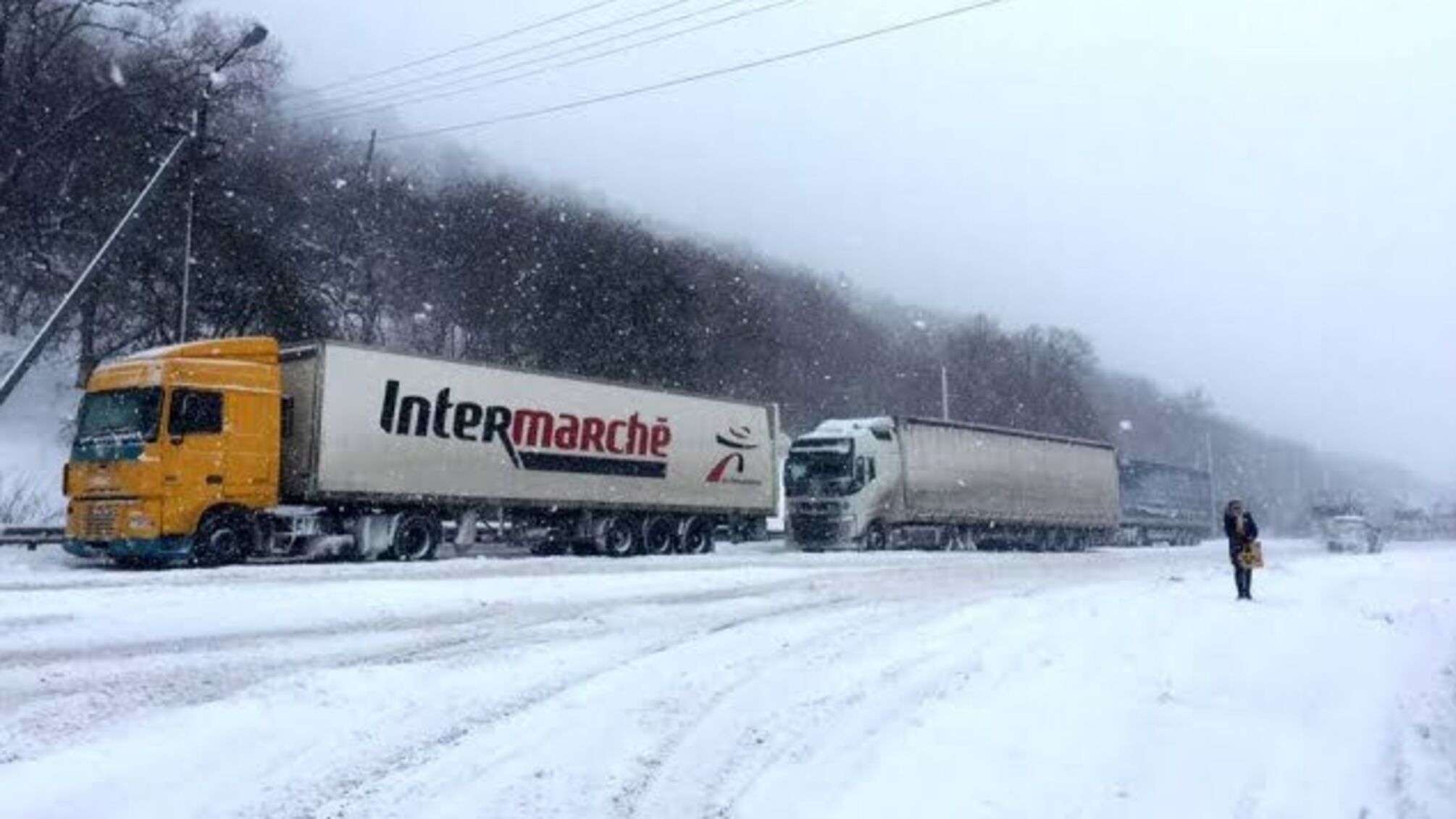 На Закарпатті зсув заблокував трасу 'Мукачево-Рогатин'