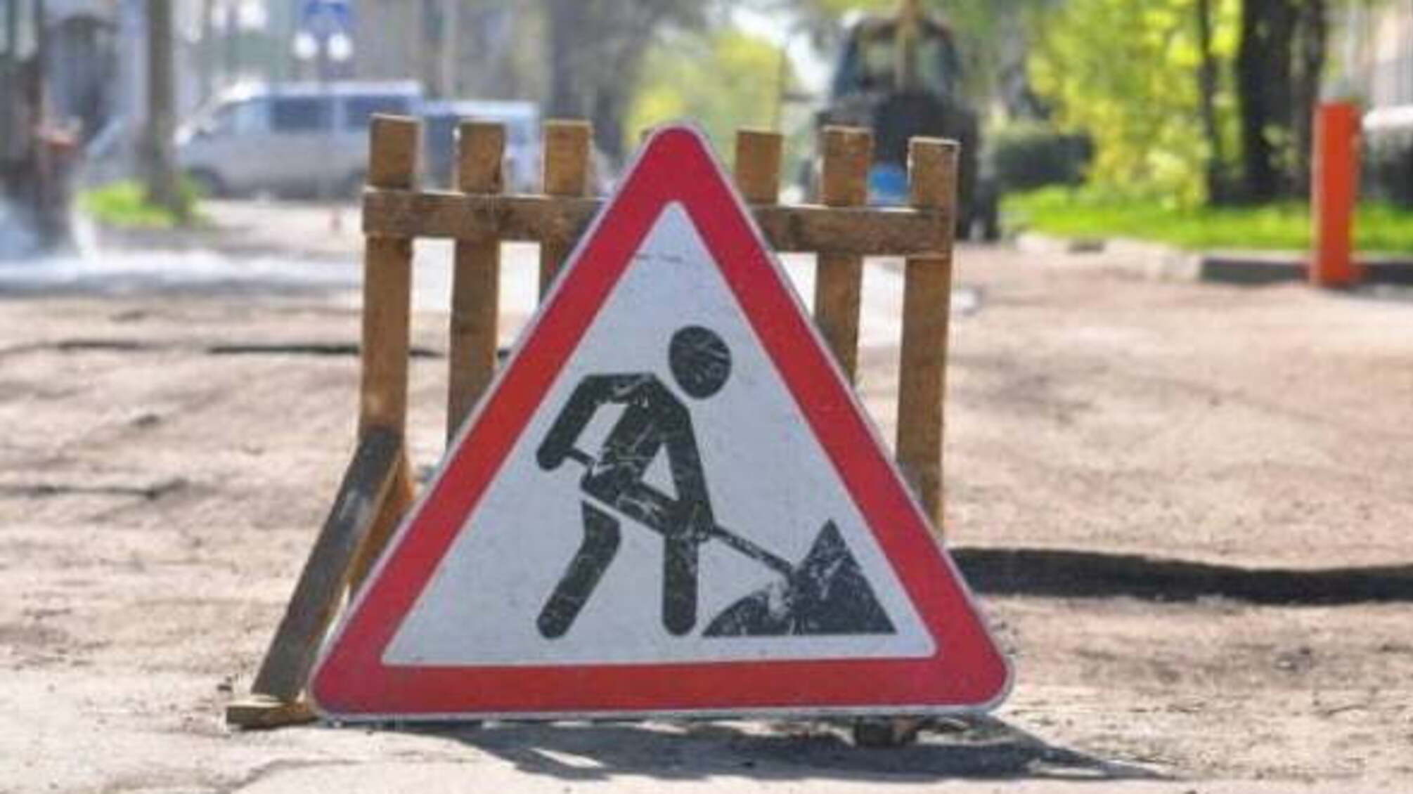 'СтопКор' показав, як на Київщині вантажівки знищують дороги