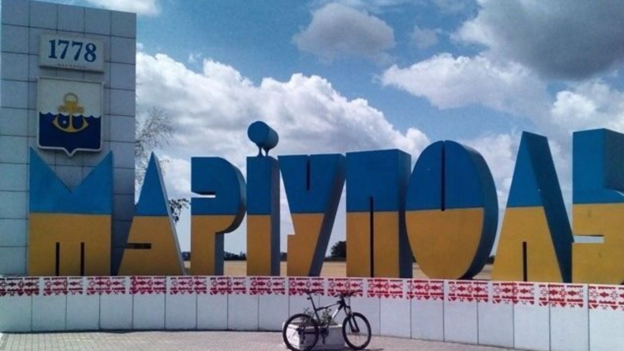 Маріуполь здригається від потужних вибухів – у місті паніка, на вулицях 'швидкі'