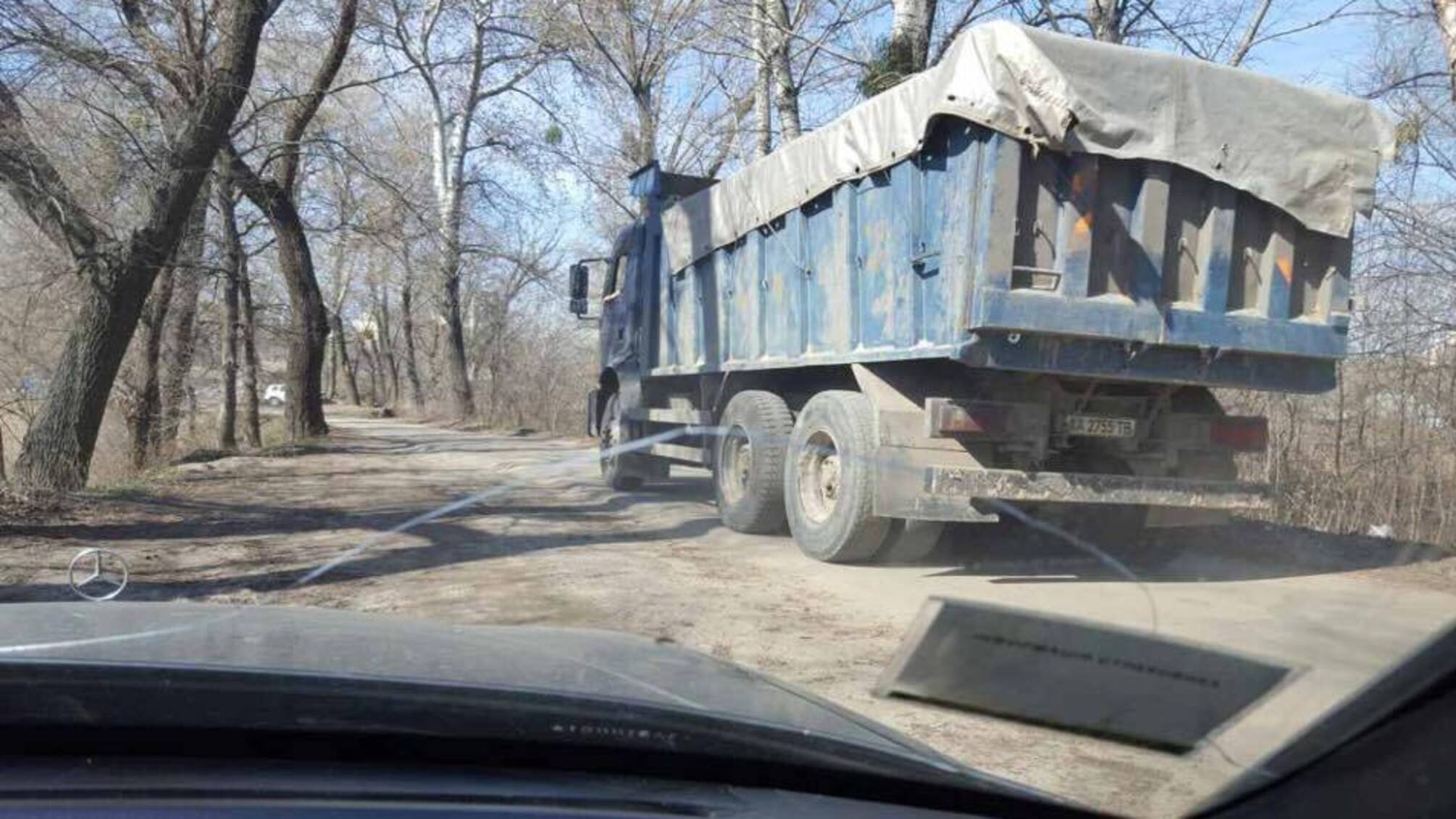 'СтопКор' зафіксував дві вантажівки на незаконній точці видобутку піску у Голосієво