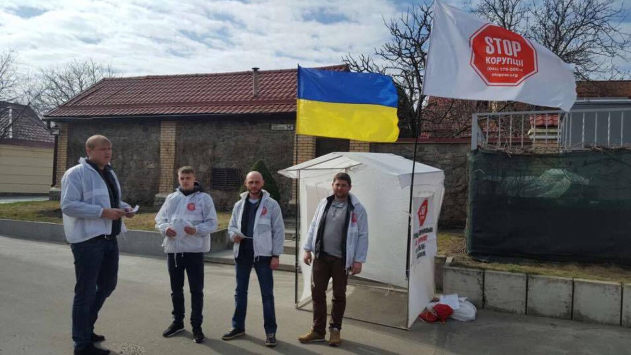 Після звернення 'СтопКору', комунальники взялися за незаконний паркан рейдерки Софієнко