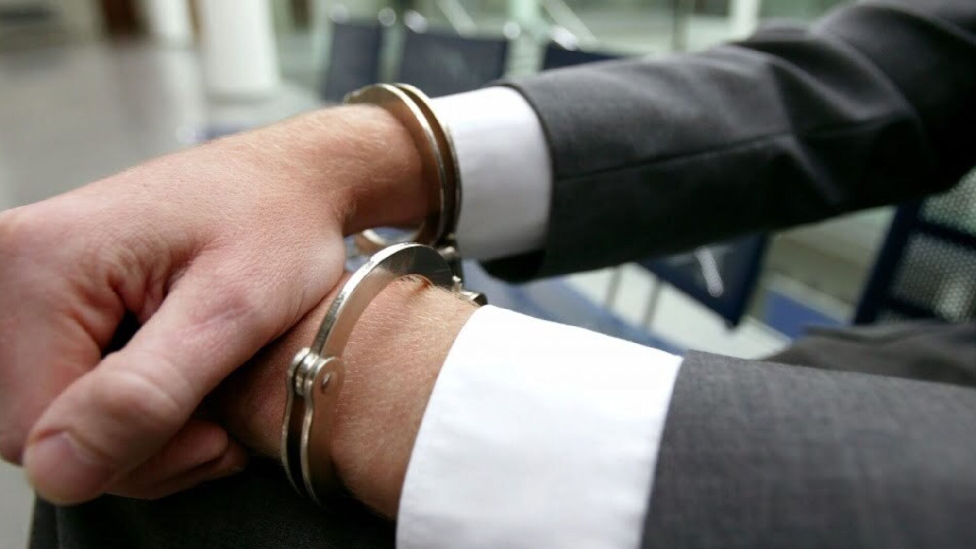 Посадовця з Печерської райдержадміністрації судитимуть за вимагання хабара у сім'ї АТОвця