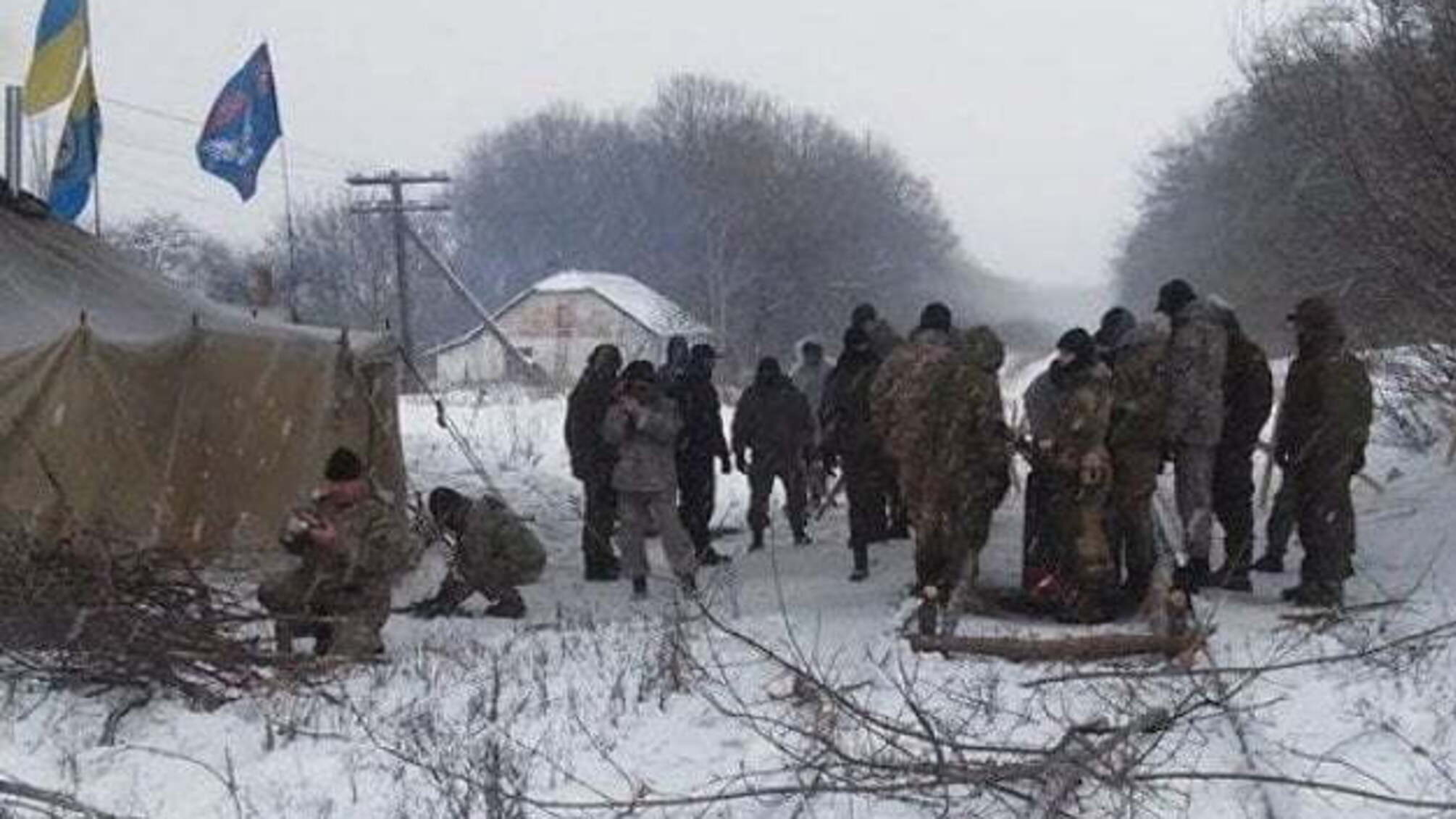 Під Костянтинівкою поліція скерувала зброю на блокадників, які співали гімн