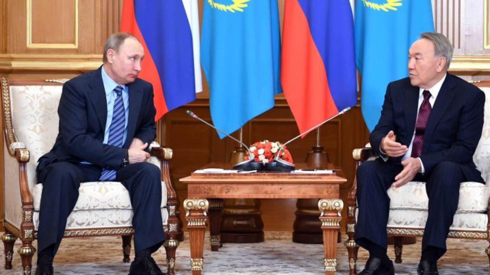 У Мережі посміялися над Путіним, який прийшов на зустріч з Назарбаєвим в черевиках Медведєва – кадри