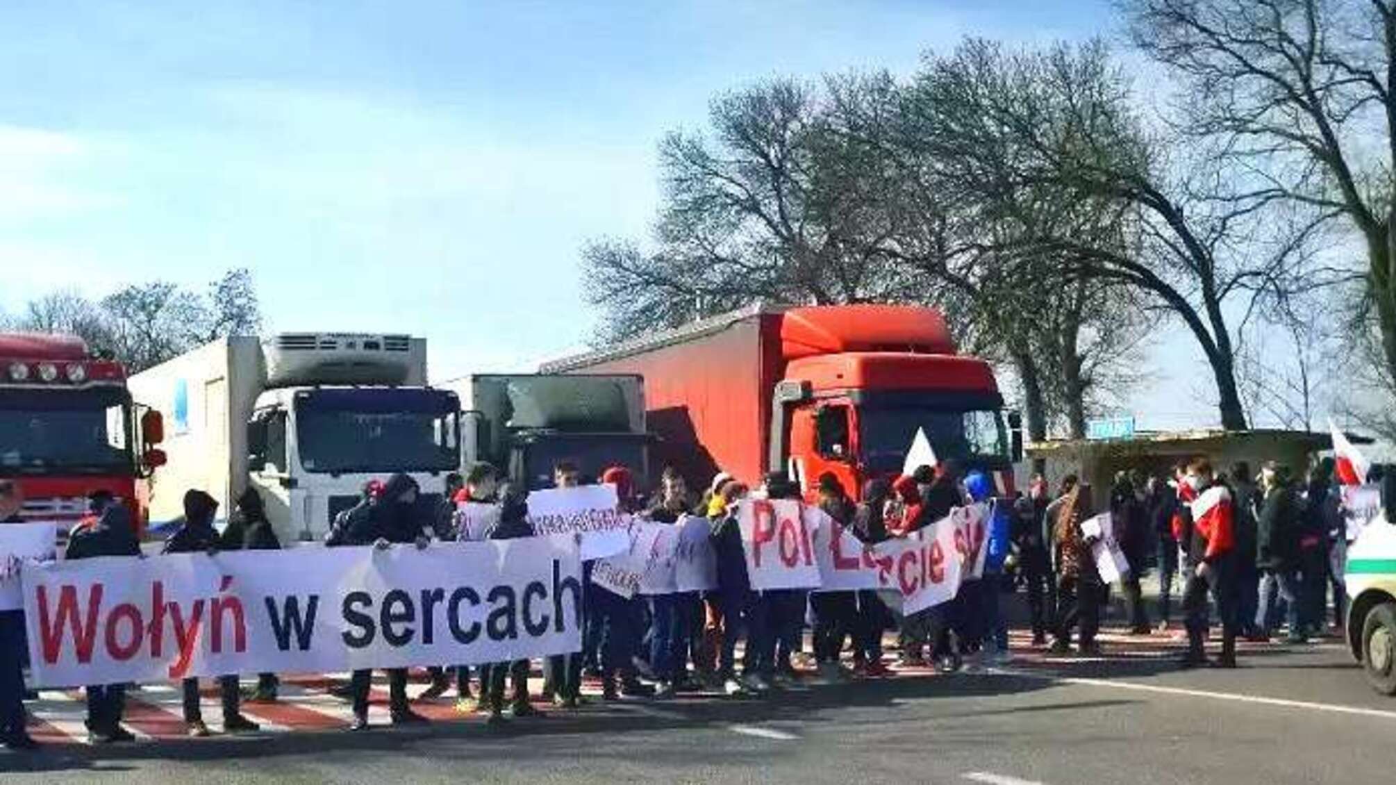 Фейковий мітинг на Львівщині: бомжів та неповнолітніх намагалися видати за етнічних поляків