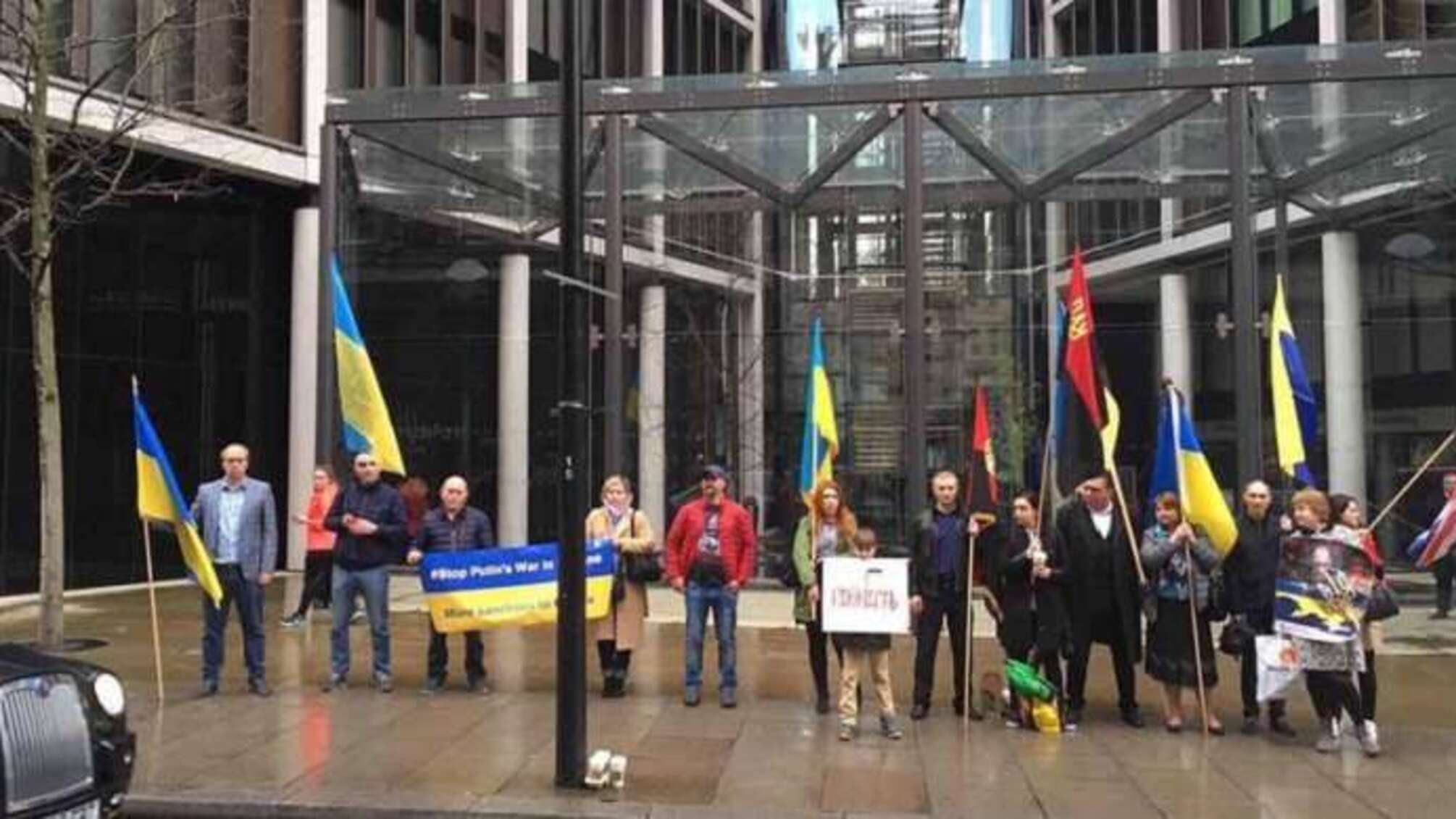 У Лондоні українські активісти виступили проти діяльності підприємств Ахметова на території ОРДЛО