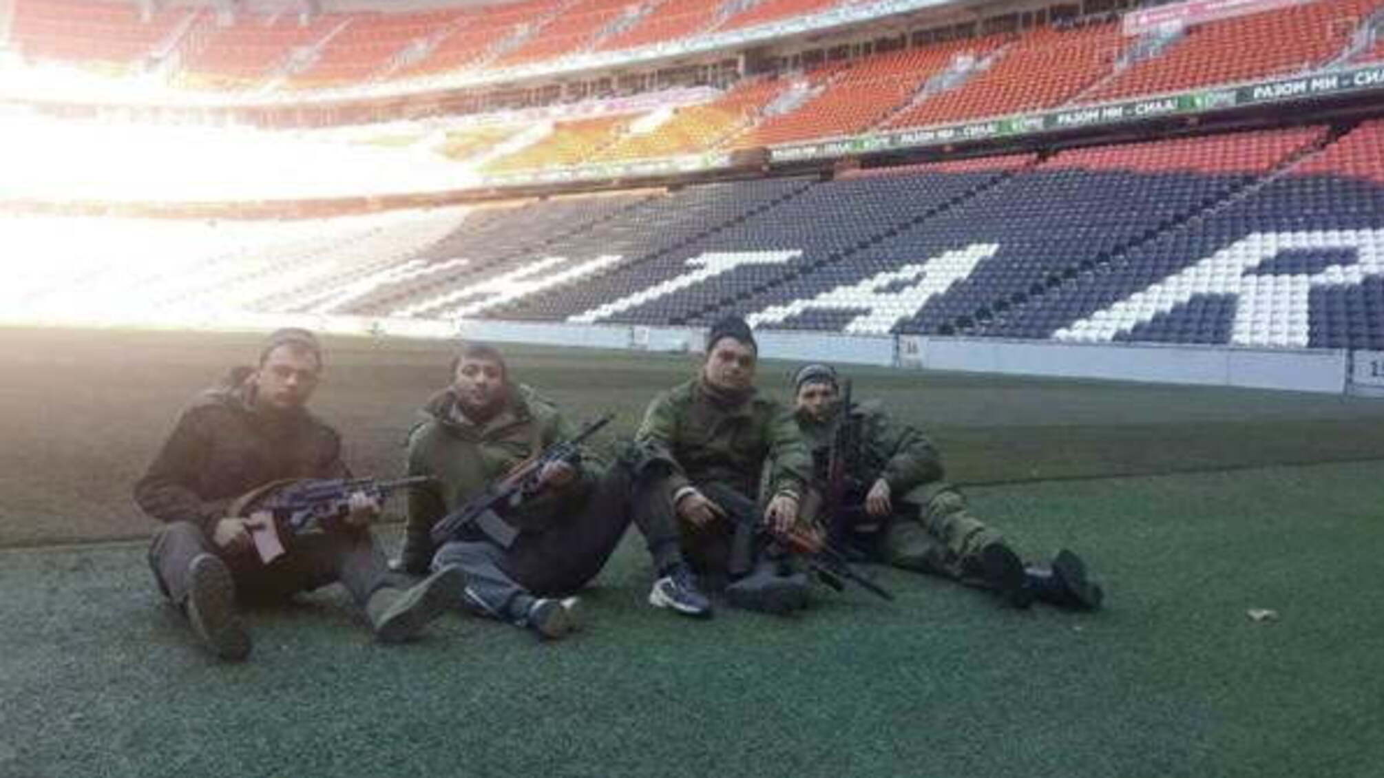 Терористи 'ДНР' завершили 'націоналізацію' об'єктів Ахметова своїм прапором на 'Донбас Арені'