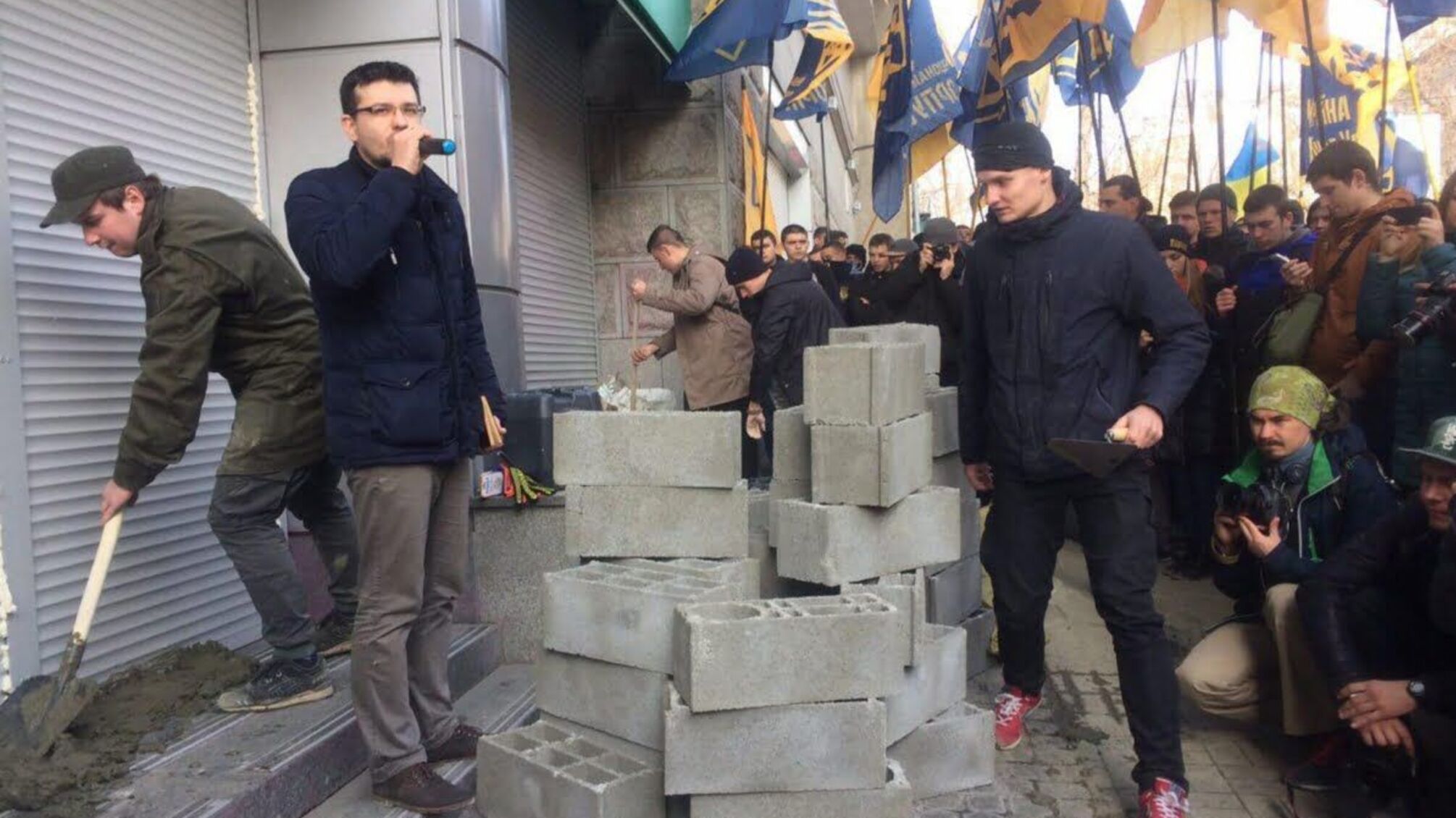 У Києві активісти замурували парадний вхід в 'Сбербанк'