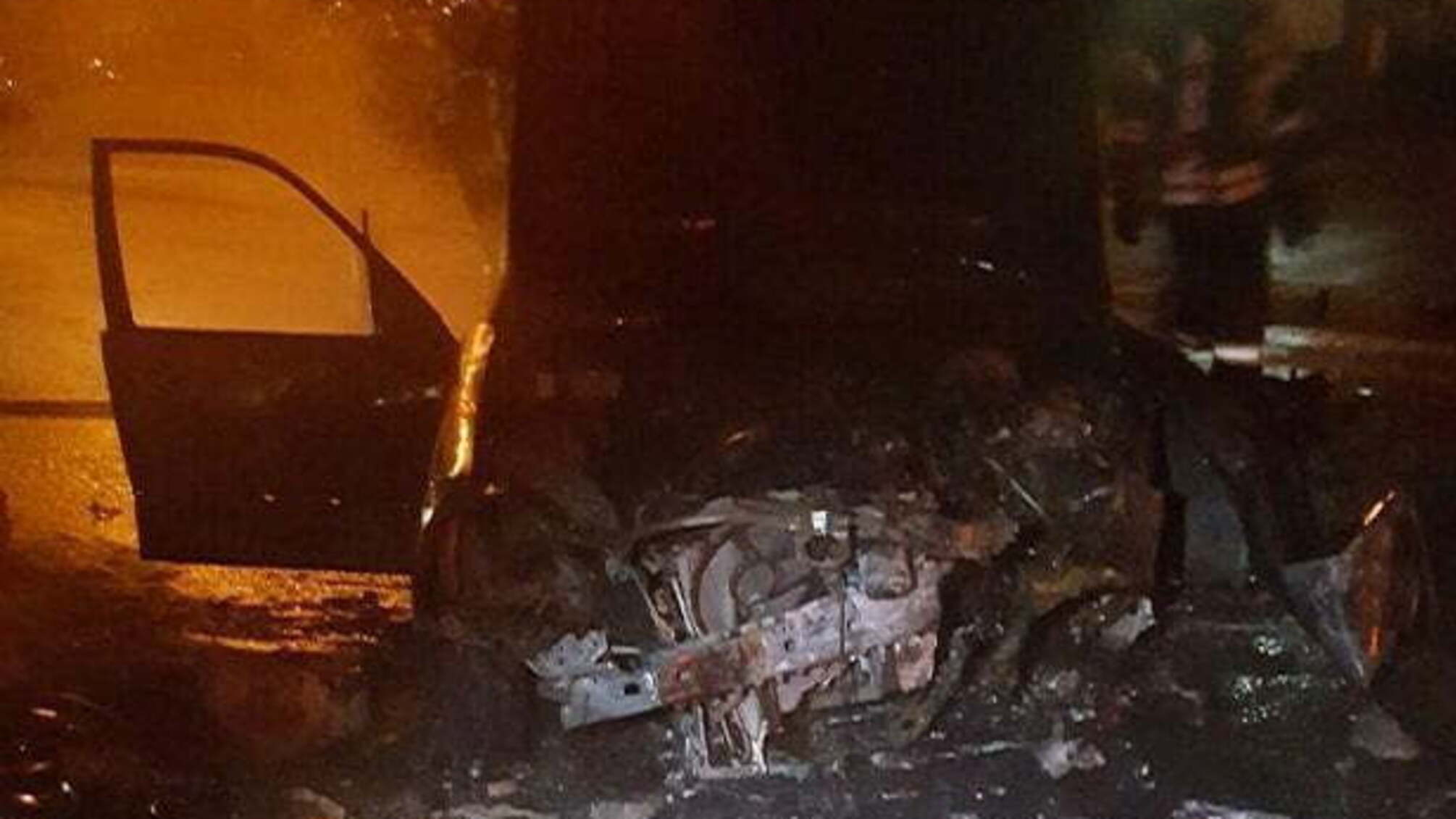 Резонансне ДТП в Києві: іномарка на шаленій швидкості влетіла в стовп і повністю згоріла. ФОТО
