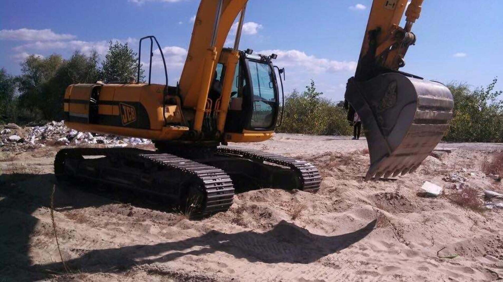 Активісти 'Стоп корупції' на Буковині відігнали на штрафмайданчик екскаватор піщаних браконьєрів
