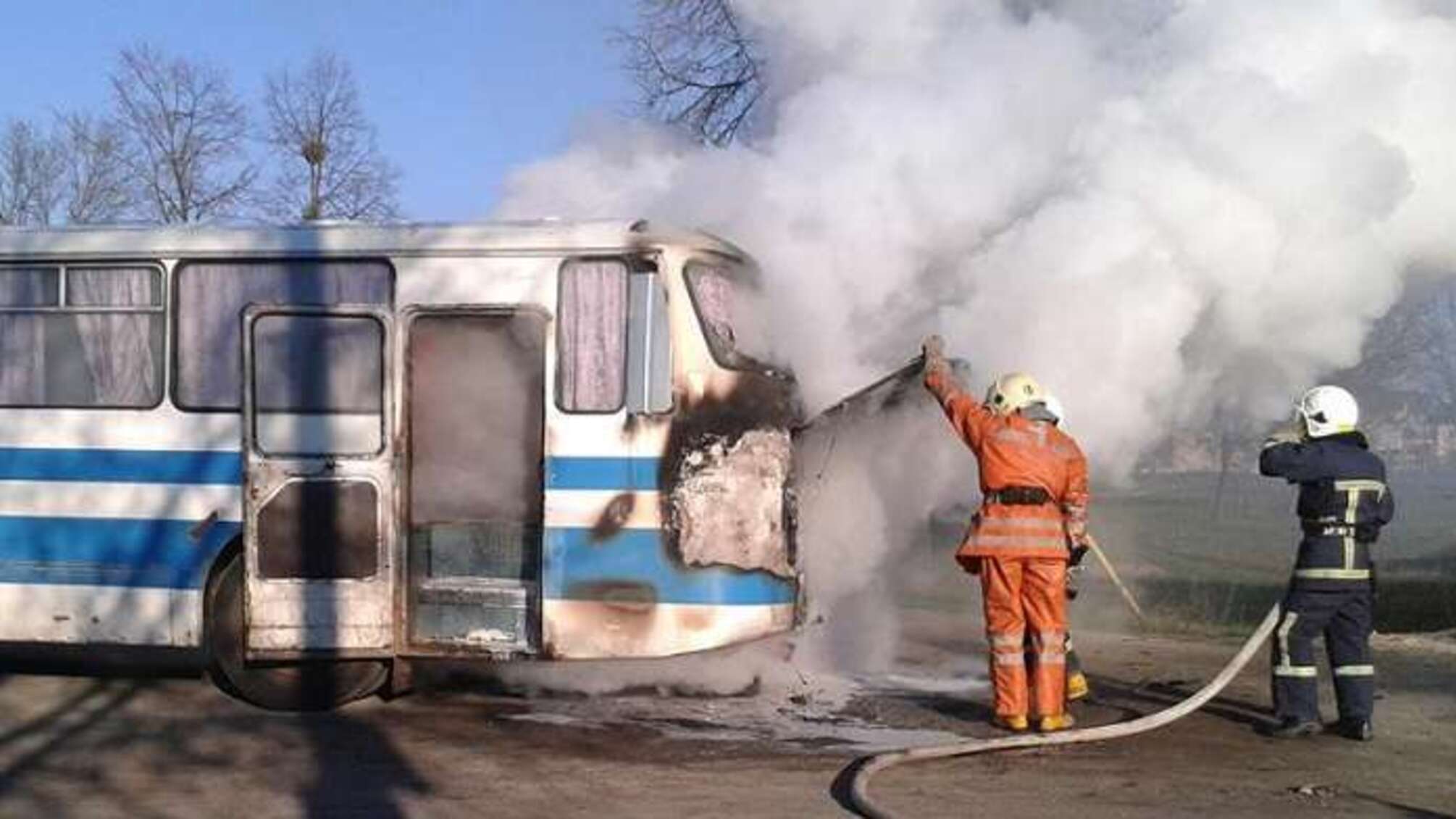 На Рівненщині в дорозі загорівся пасажирський автобус