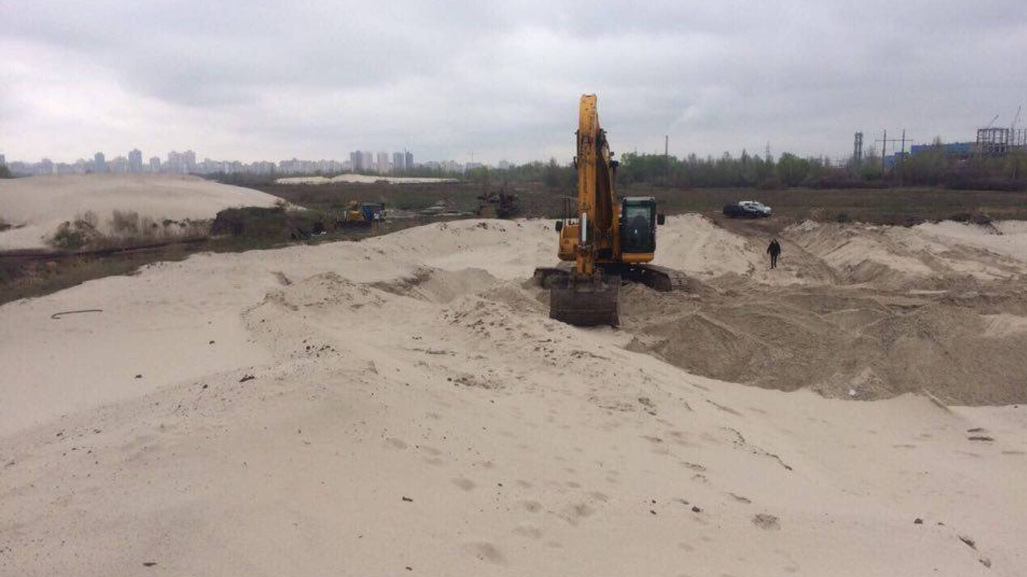 'СтопКор' домігся опломбування техніки на нелегальній точці видобутку піску на озері Тягле у столиці