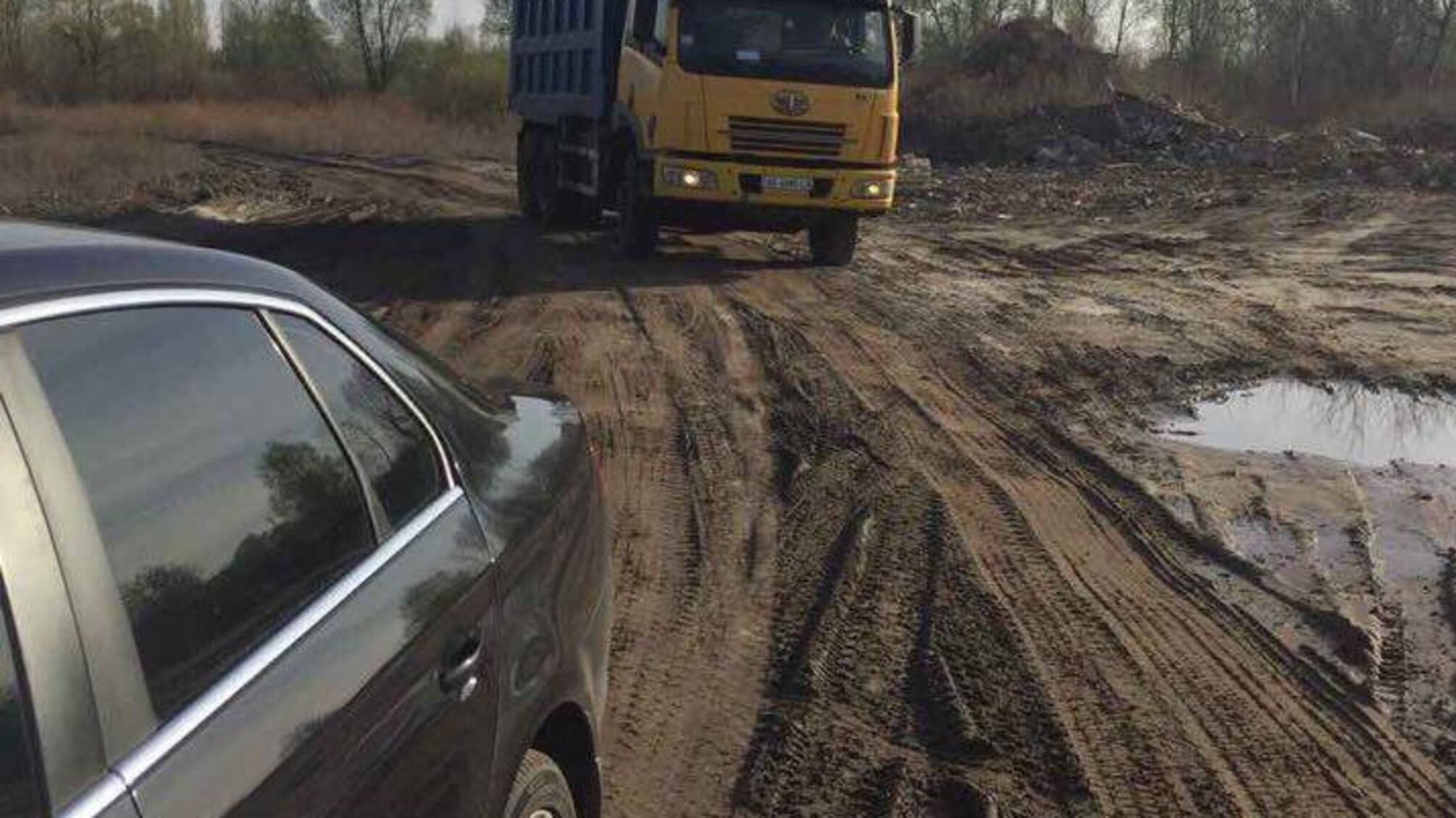 'СтопКор' зловив на гарячому піщаних нелегалів на озері Тягле у столиці