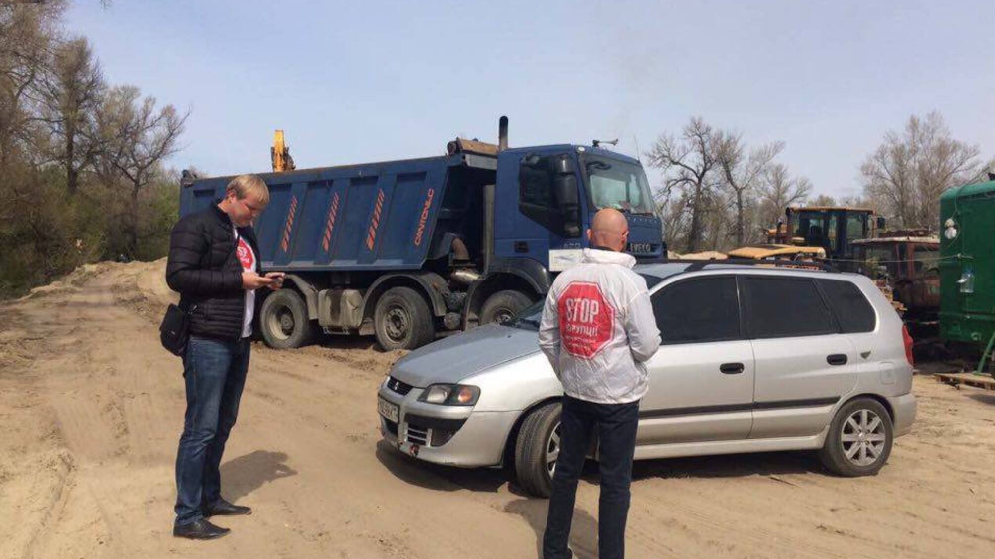 'СтопКор' зафіксував вантажівки на незаконній точці видобутку піску у Голосієво
