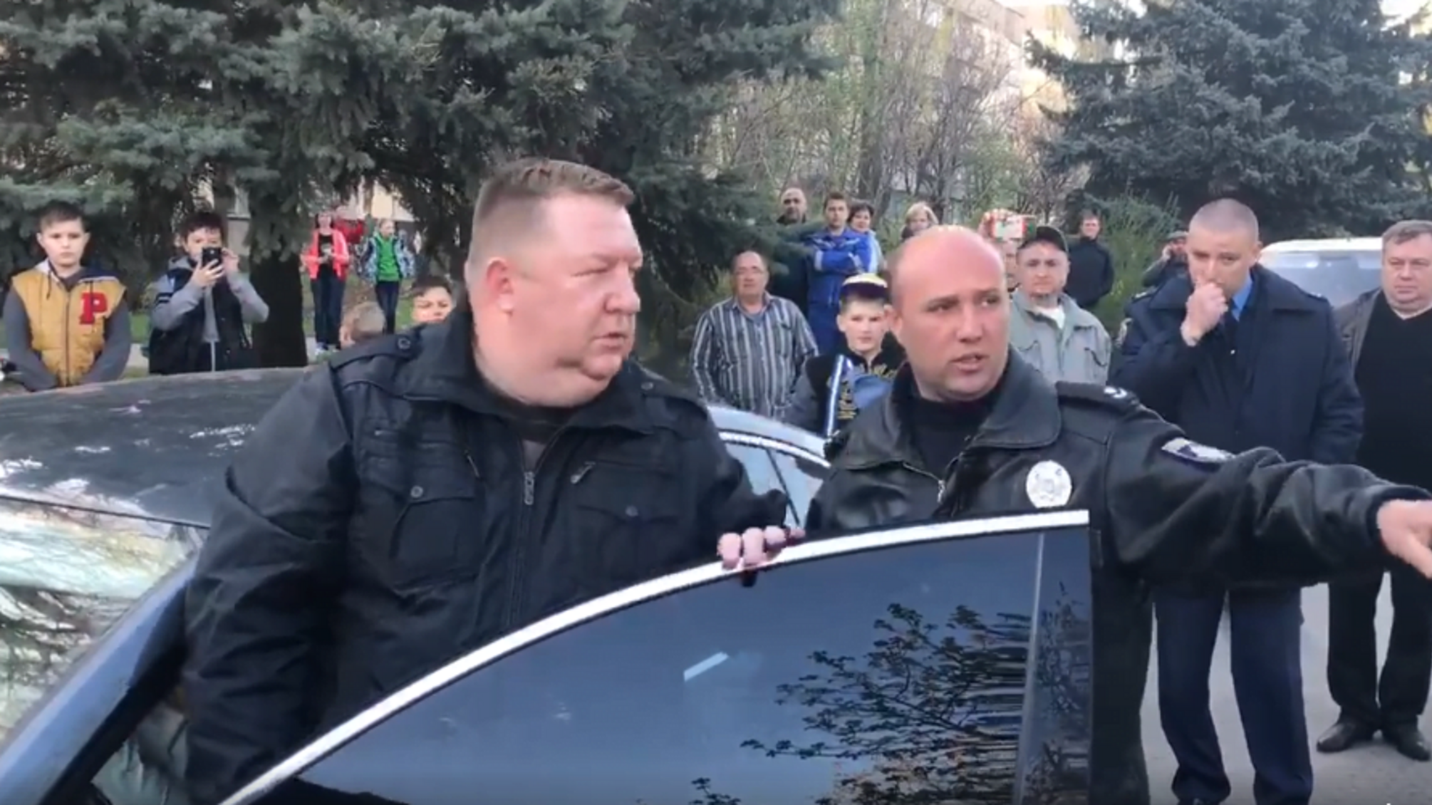 Скандального депутата з Марганця Бондаренка, який наїхав під час акції на правозахисника 'СтопКору', забрали у райвідділок