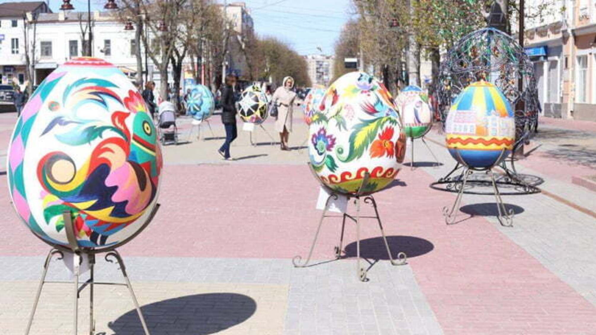 У центрі Хмельницького група вандалів розтрощила великодній подарунок місту