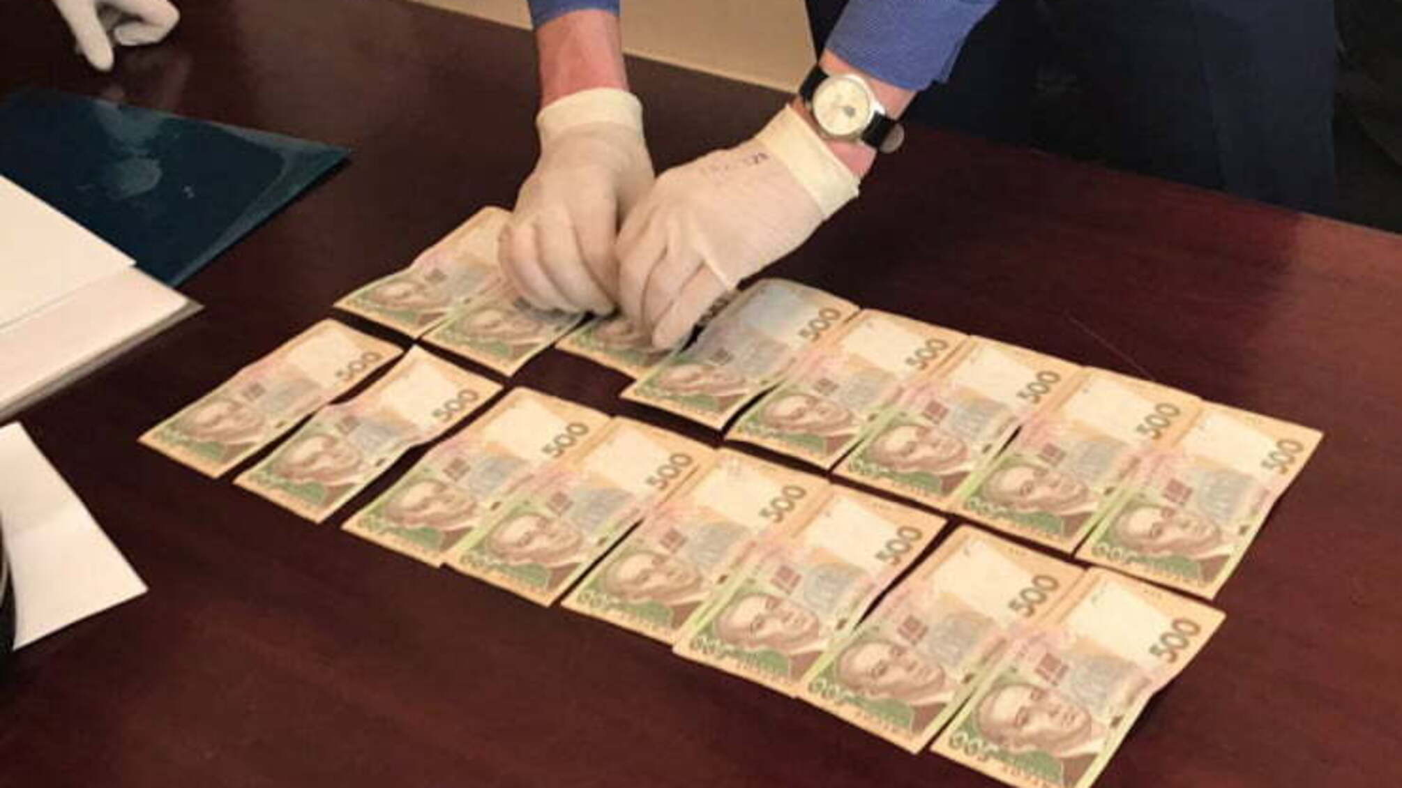 На Київщині начальник райвідділу виконавчої служби попався в момент отримання хабара