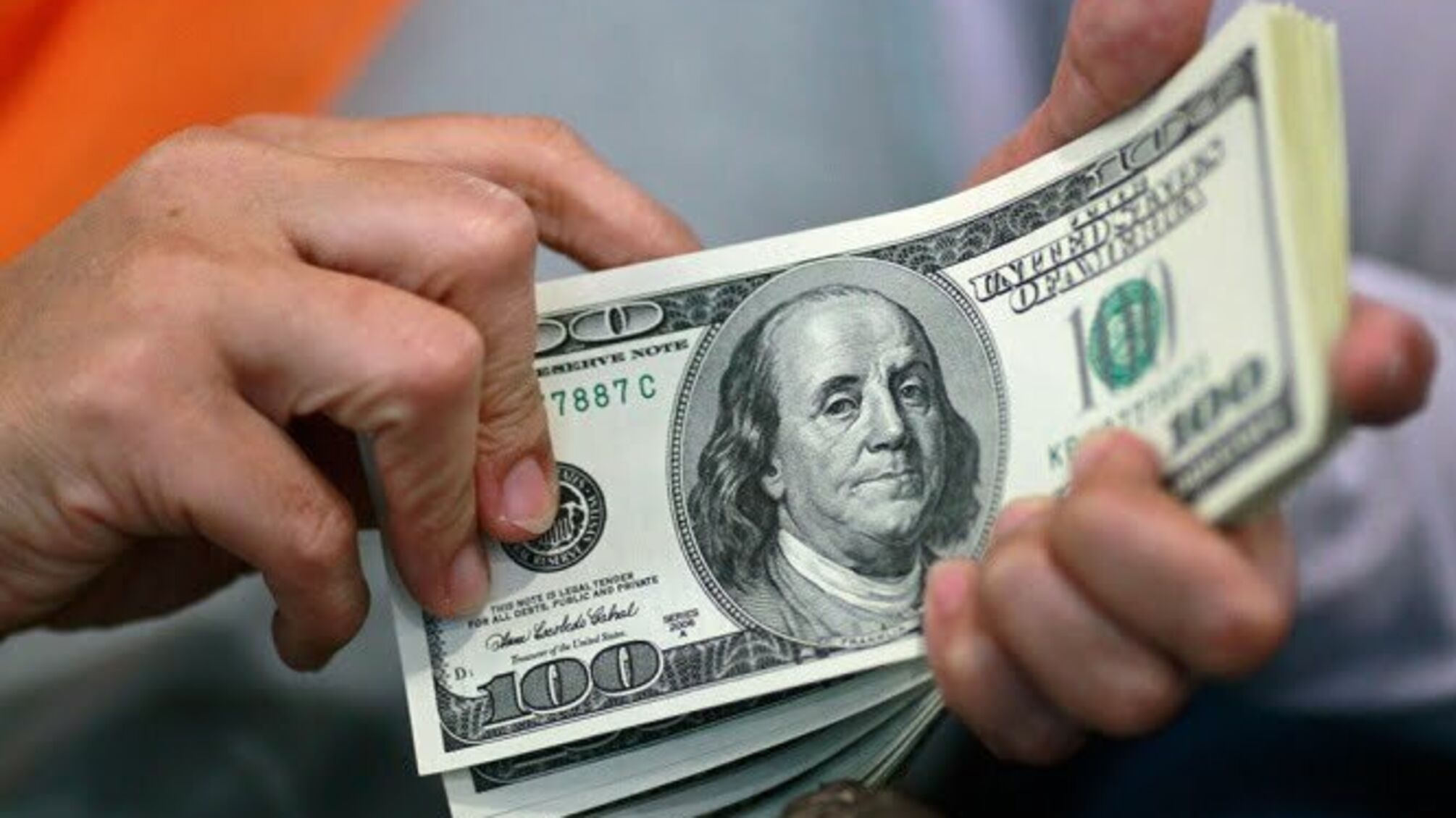 В українських обмінниках курс долара у продажу знизився