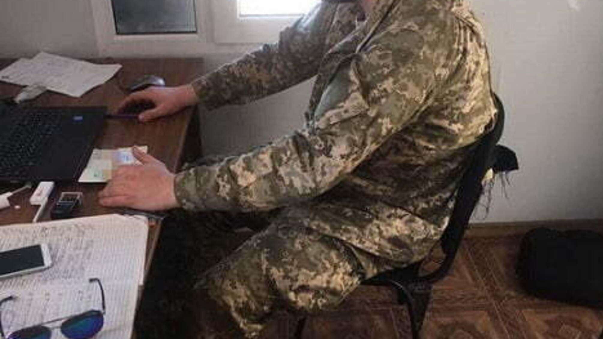 СБУ затримала майорів ЗСУ, які співпрацювали з терористами і брали хабарі