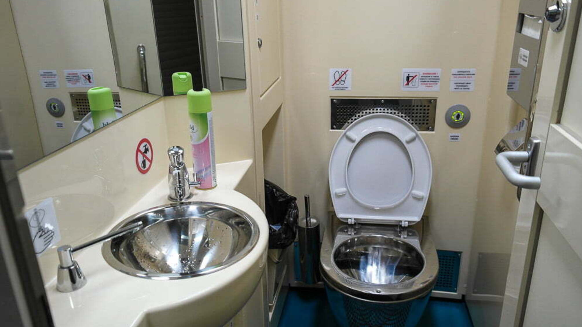 Кожному пасажиру – 'золотий унітаз': 'Укрзалізниця' купить туалети за ціною столичної квартири