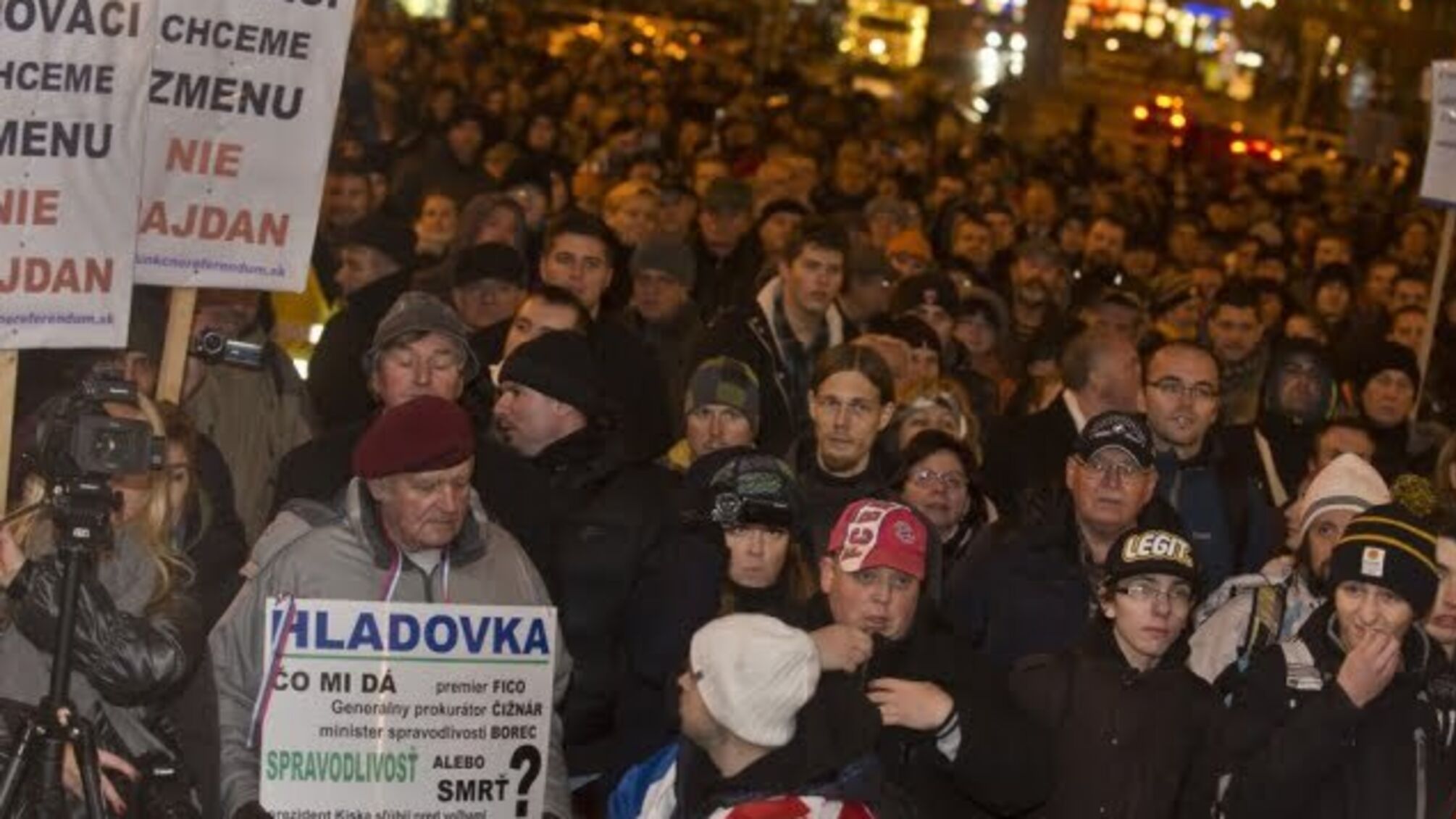 У Братиславі тисячі словаків вийшли на антикорупційний мітинг