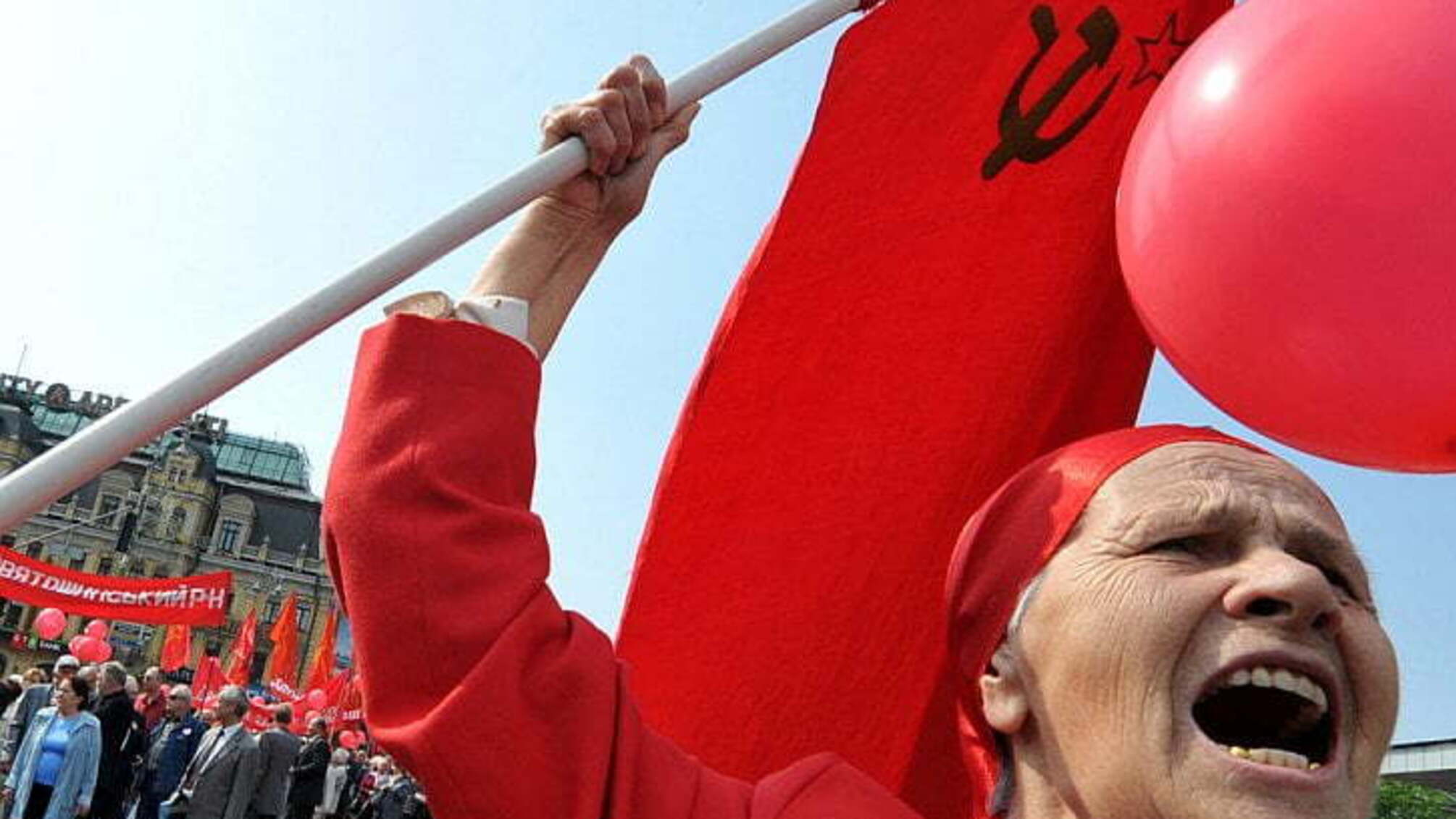 'Ми не комуністи' – в анексованому Криму молодь зігнали на першотравневу демонстрацію