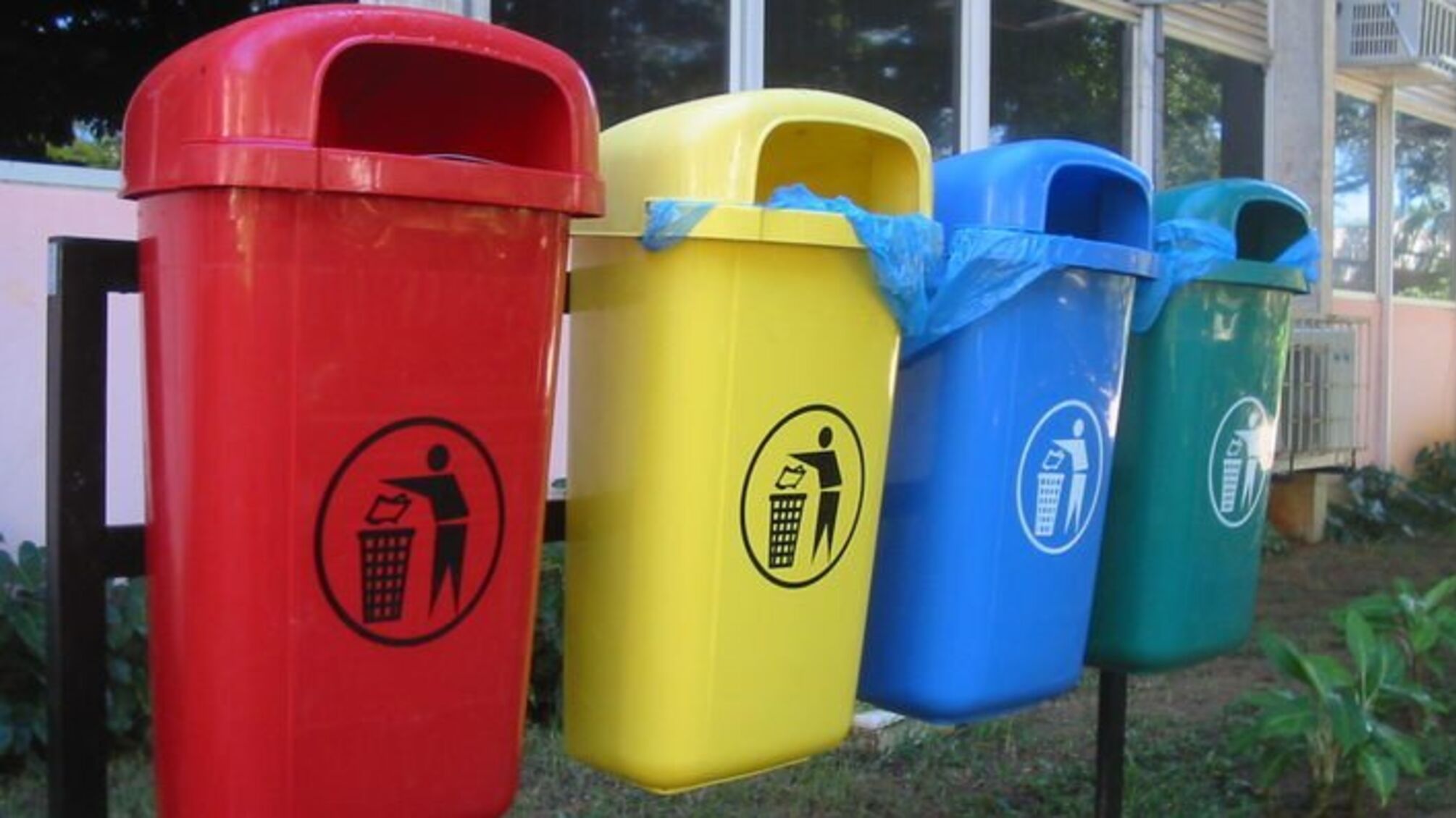 Сміттєвий колапс: у Львові не вивезли сміття з понад третини контейнерних майданчиків