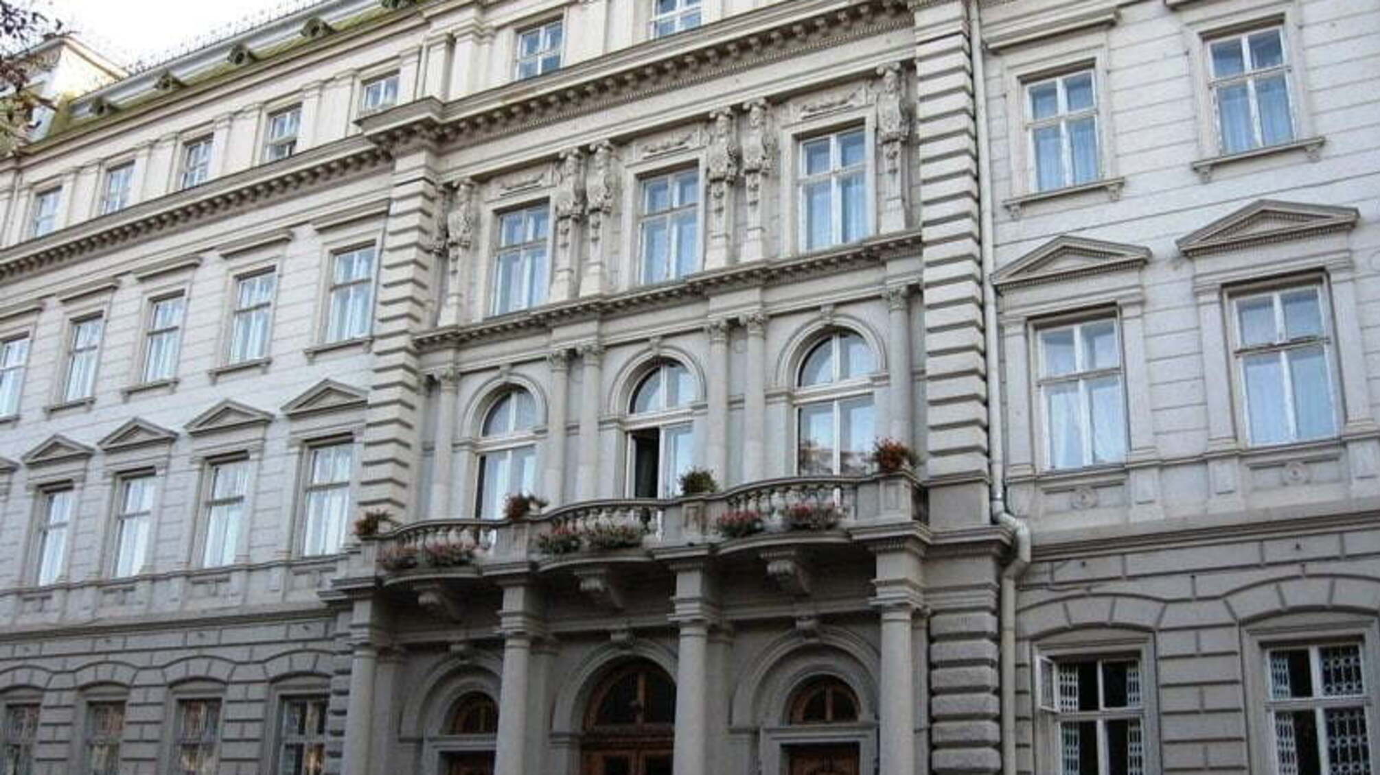 Штурм обласної ради у Львові: в будівлю під виглядом націоналістів увірвалися російськомовні хлопці – ЗМІ (кадри)