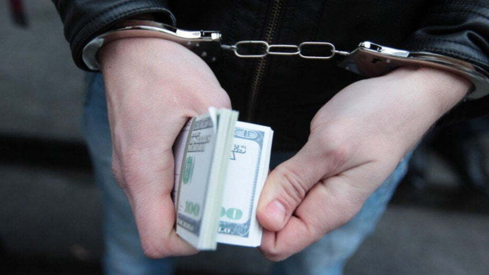 На Луганщині поліцейського затримали при отриманні 700 дол. хабара