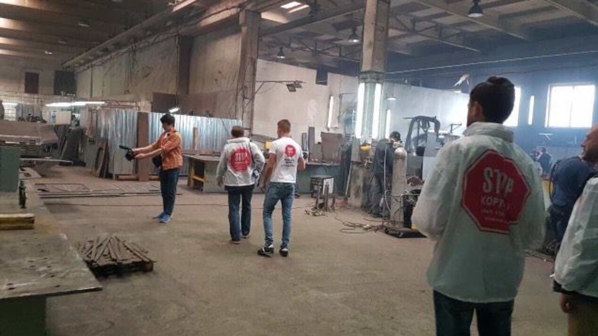 Активістів 'Стоп корупції' взяли в заручники на підприємстві 'Укрбронетехніка'