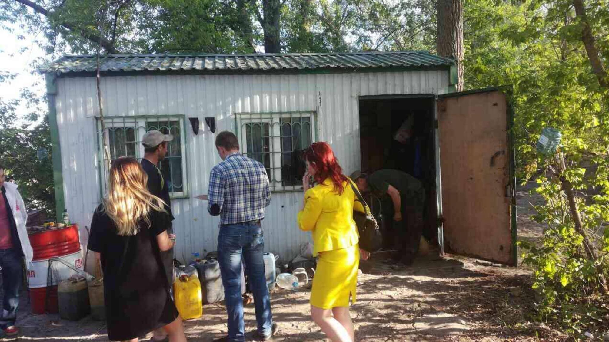 Після виклику 'СтопКору' поліція опечатала земснаряд на піщаній точці на Жуковому острові у Києві