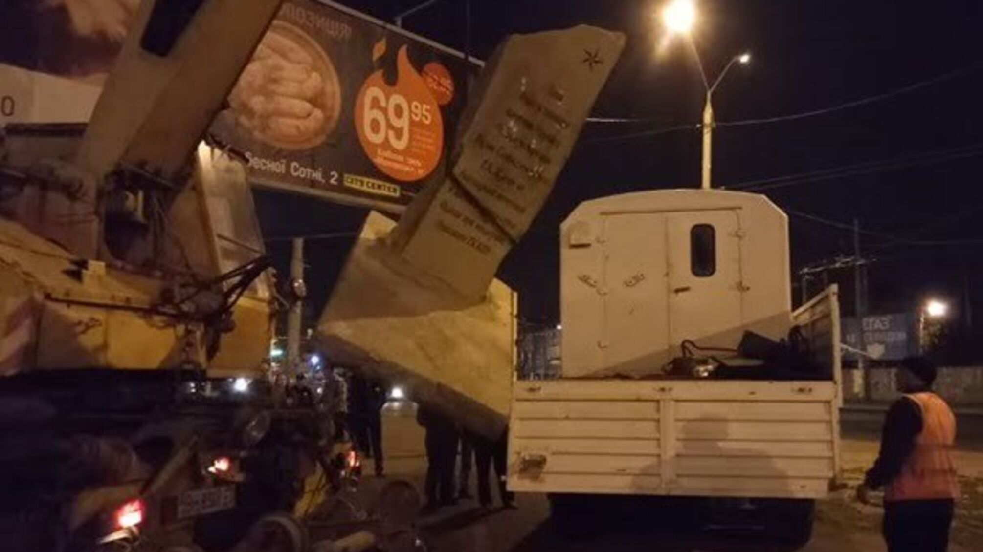 В Одесі обурені містяни змусили комунальників демонтувати пам'ятний камінь маршалу Жукову