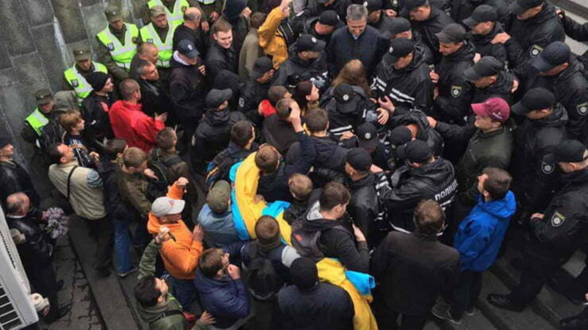 У столиці вхід до парку Вічної слави заблокувала група невідомих
