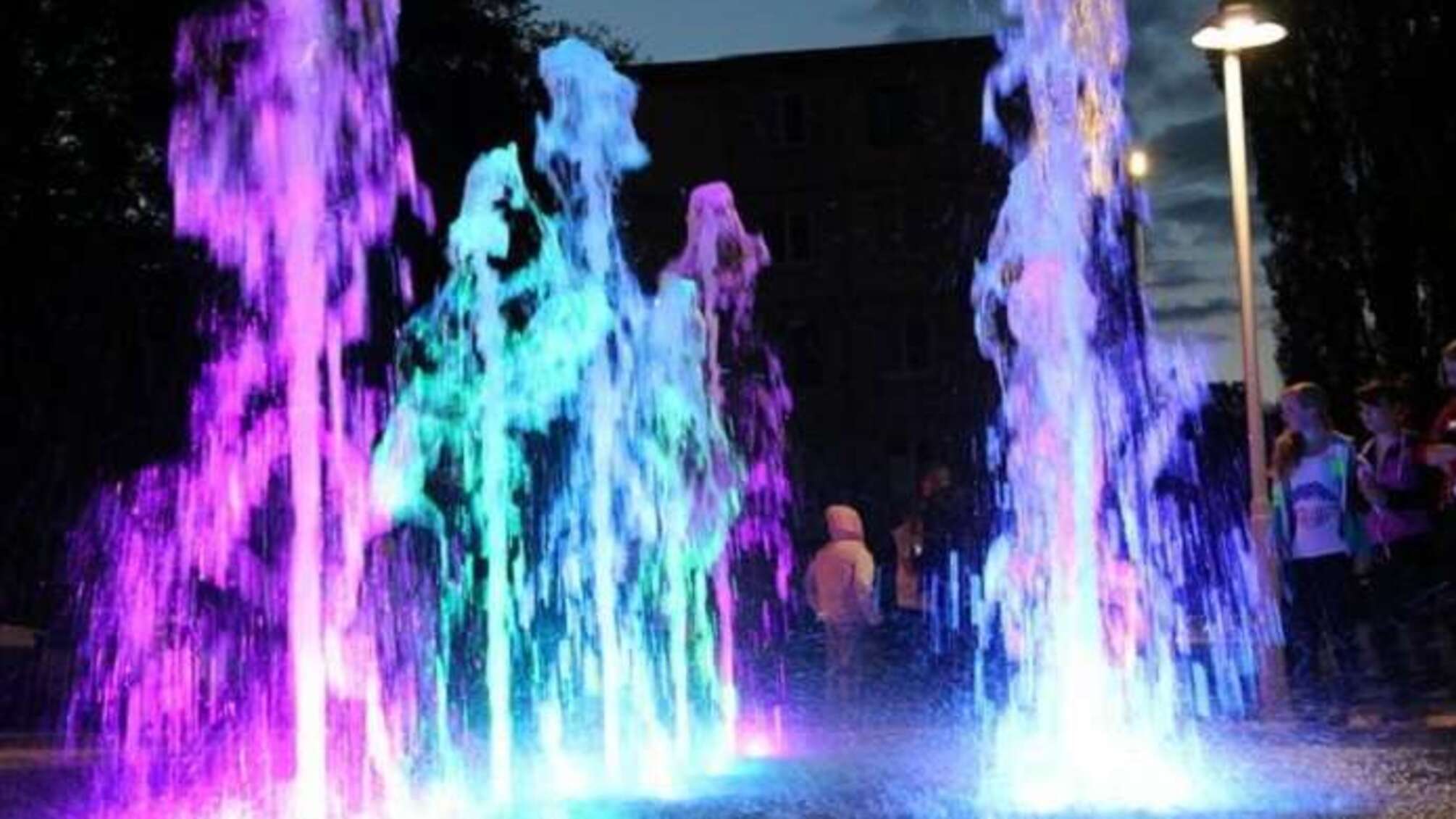 У Вінниці відкрили фонтан, по якому можна ступати