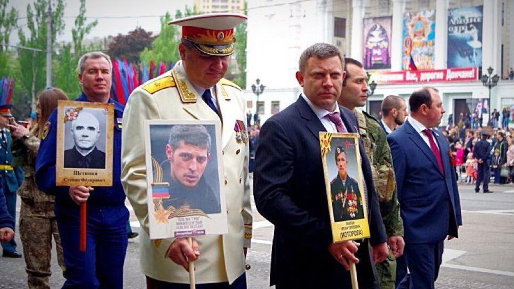 На наступний 'день перемоги' понесуть фото Захарченка: соцмережі висміяли ватажка 'ДНР' за портрет в 'Безсмертному полку'