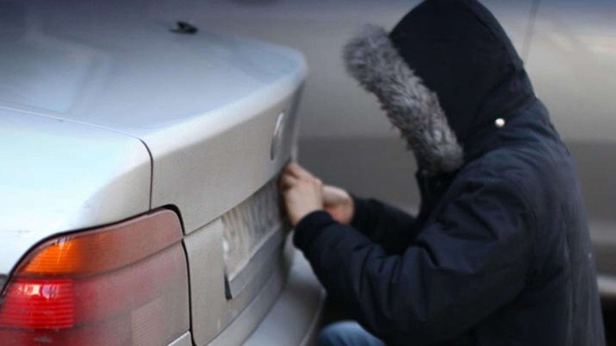 Активісти 'Стоп корупції' з Чернівців повідомили про шахраїв, які знімають номерні знаки з авто і вимагають за них гроші