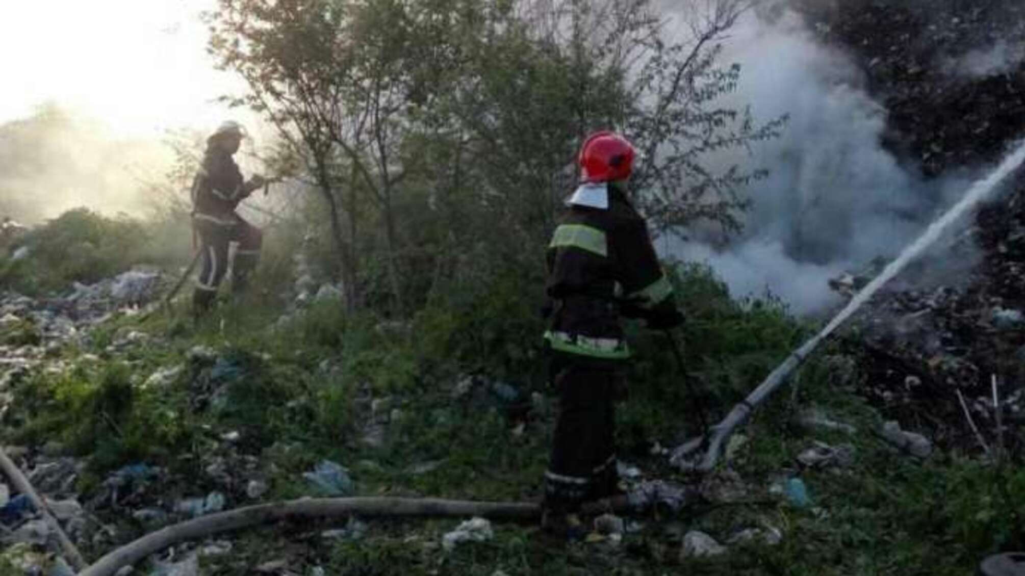 На міському сміттєзвалищі Рівного спалахнула масштабна пожежа
