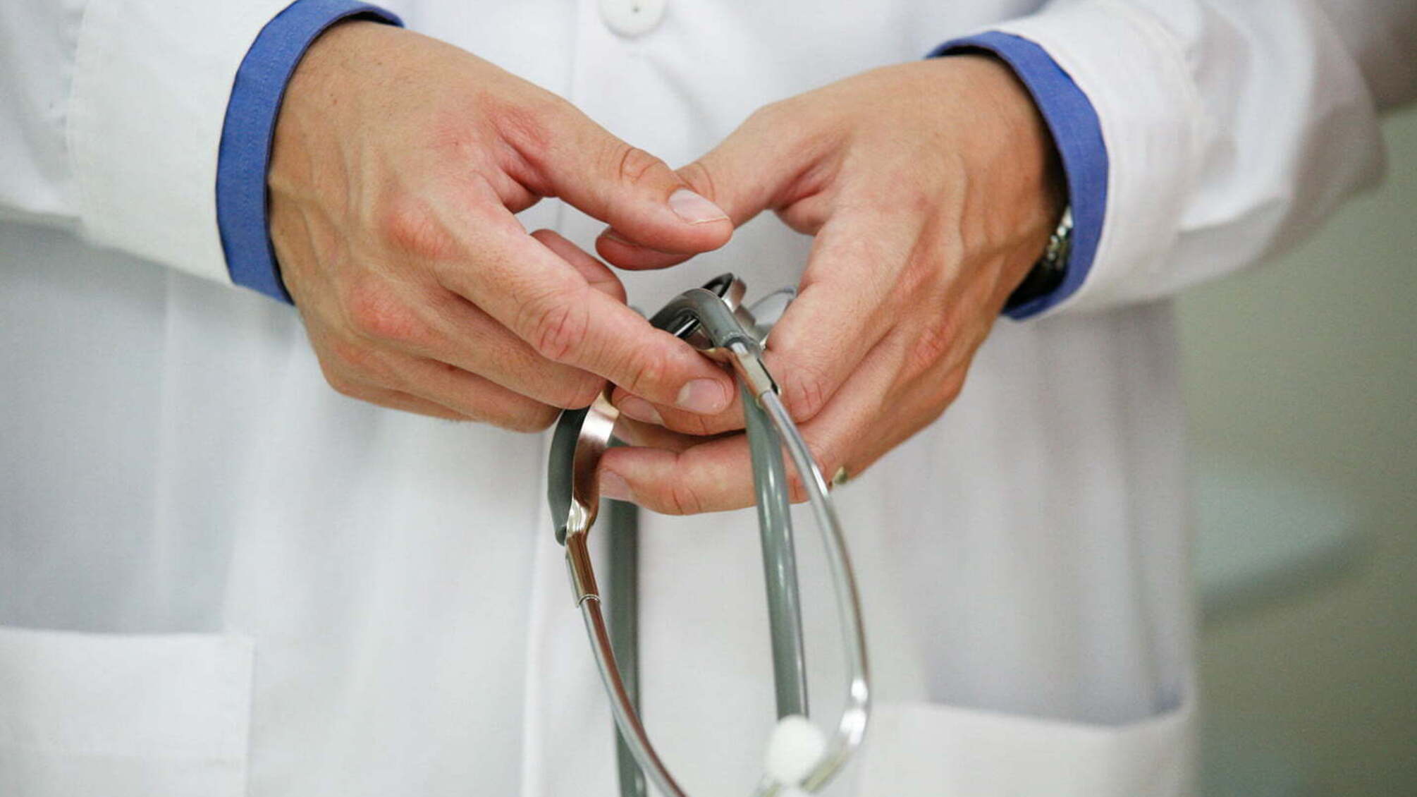 Лікар з Івано-Франківська, якого спіймали на хабарі, сам прийшов за повідомленням про підозру