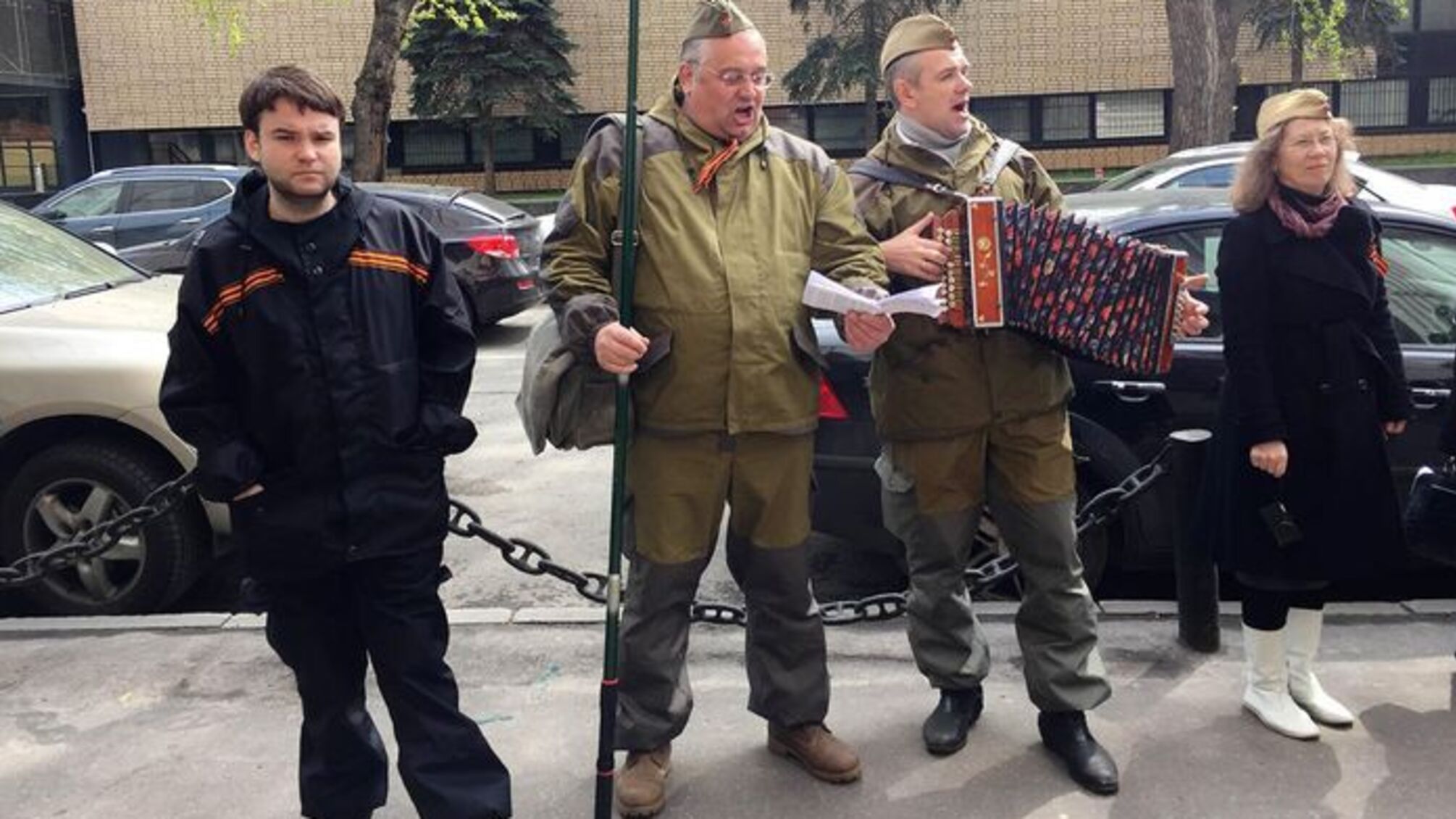 П'яні бойовики 'ДНР' і нестямні крики 'Росія!' – обличчя 'параду' 9 травня в окупованому Донецьку
