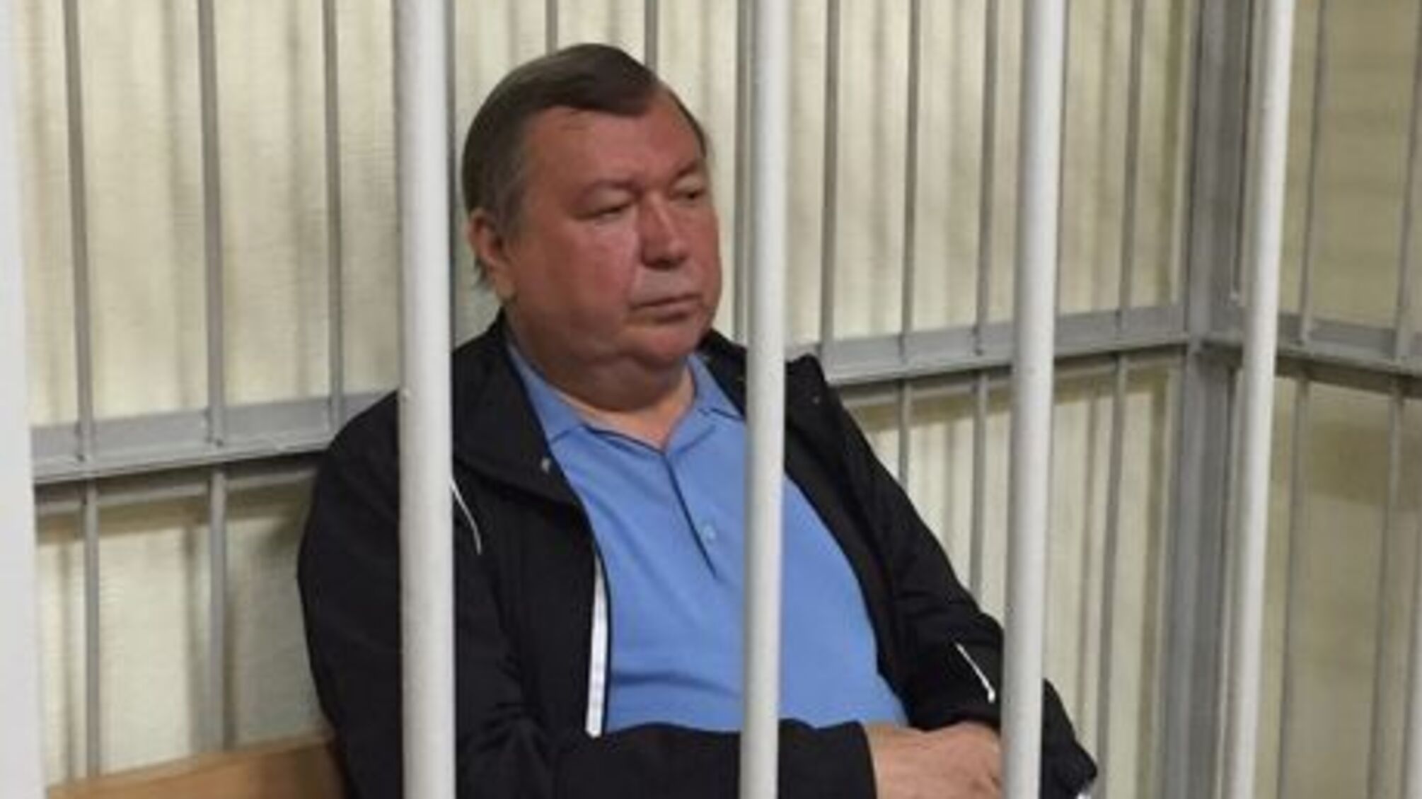Гучний арешт екс-глави податкової служби Луганщини Антипова в Києві: кайданки одягли прямо в залі суду
