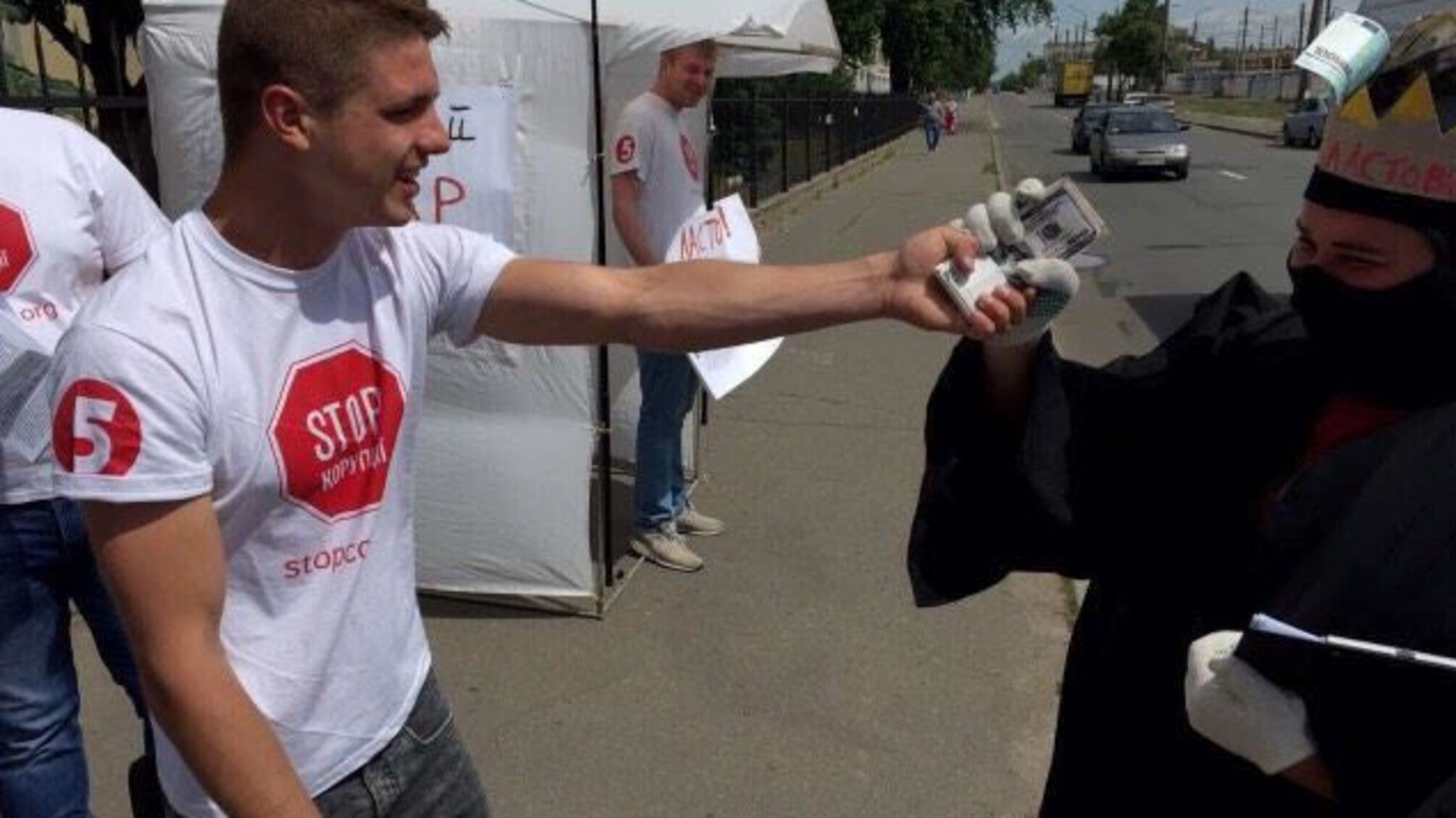 'СтопКор' влаштував розпродаж судових рішень під Дніпровським судом Києва
