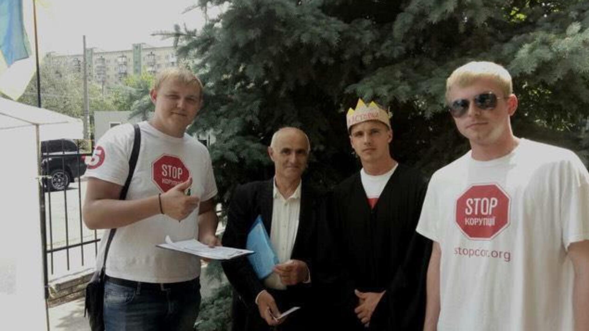 Суддя Дніпровського суду Ластовка забарикадувалась у кабінеті від журналістів 'СтопКору'
