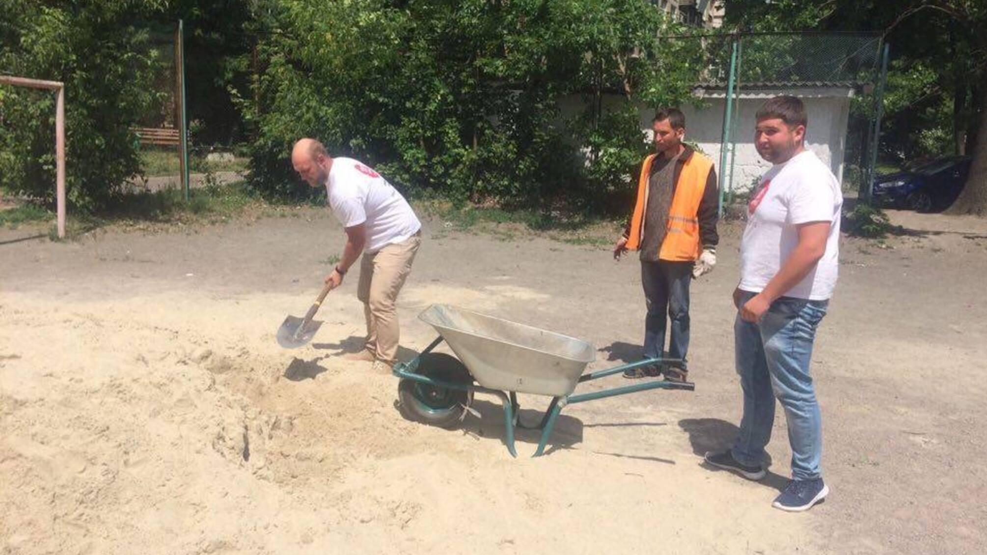 'СтопКор' розвозить пісок з нелегальних точок видобутку на дитячі майданчики столиці