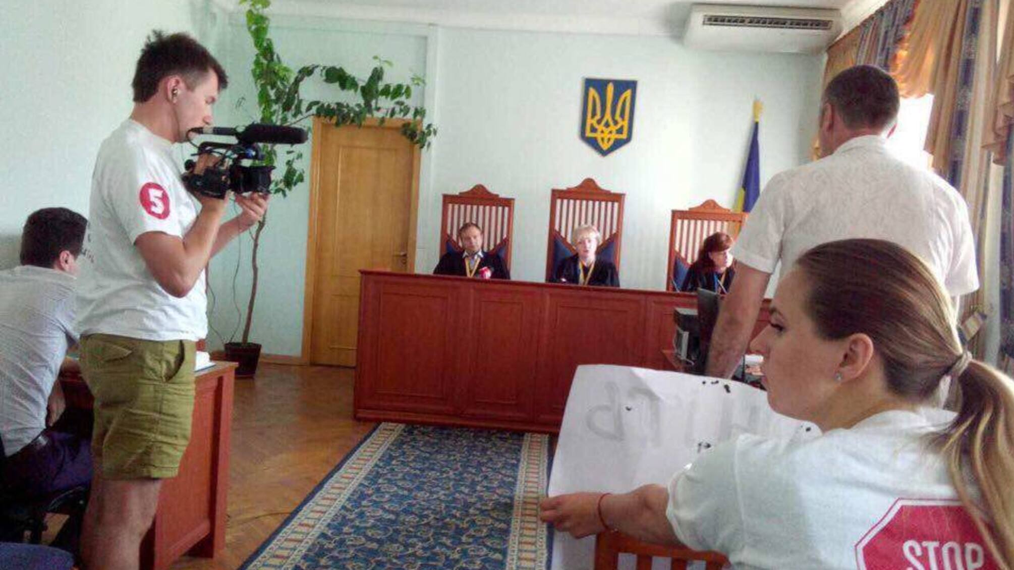 'СтопКору' заблокували вхід до будівлі суду, де слухали справу про рейдерство нардепа Юрчишина