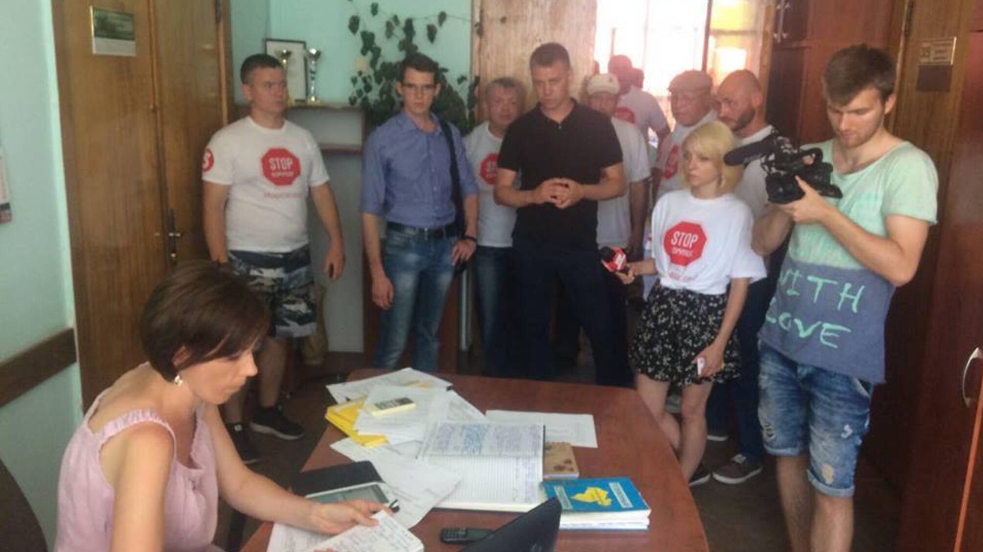 Бодігарди мера Чорноморська перешкоджали роботі журналістки 'СтопКору'