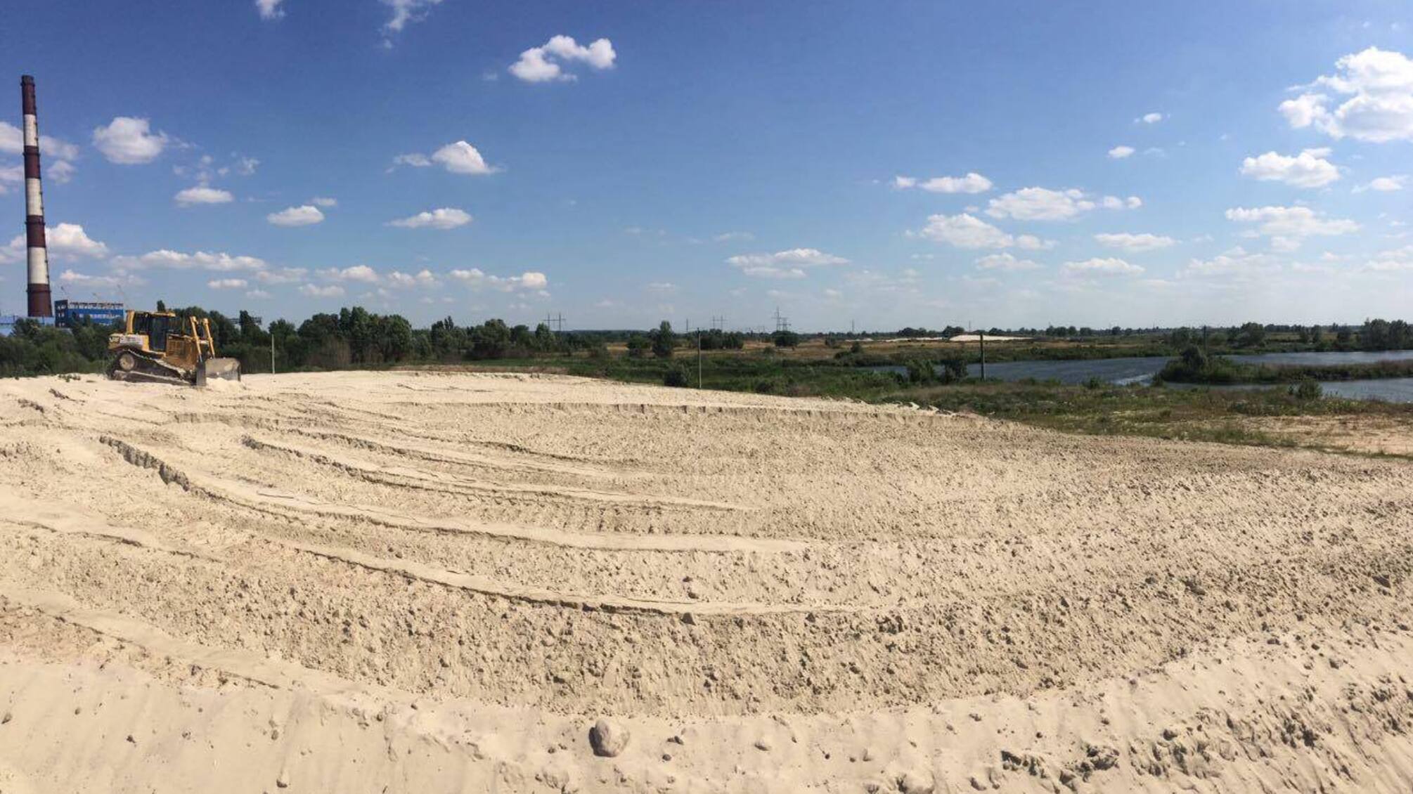'СтопКор' наполовину завершив благоустрій пляжу на місці незаконного видобутку піску на озері Тягле у Києві