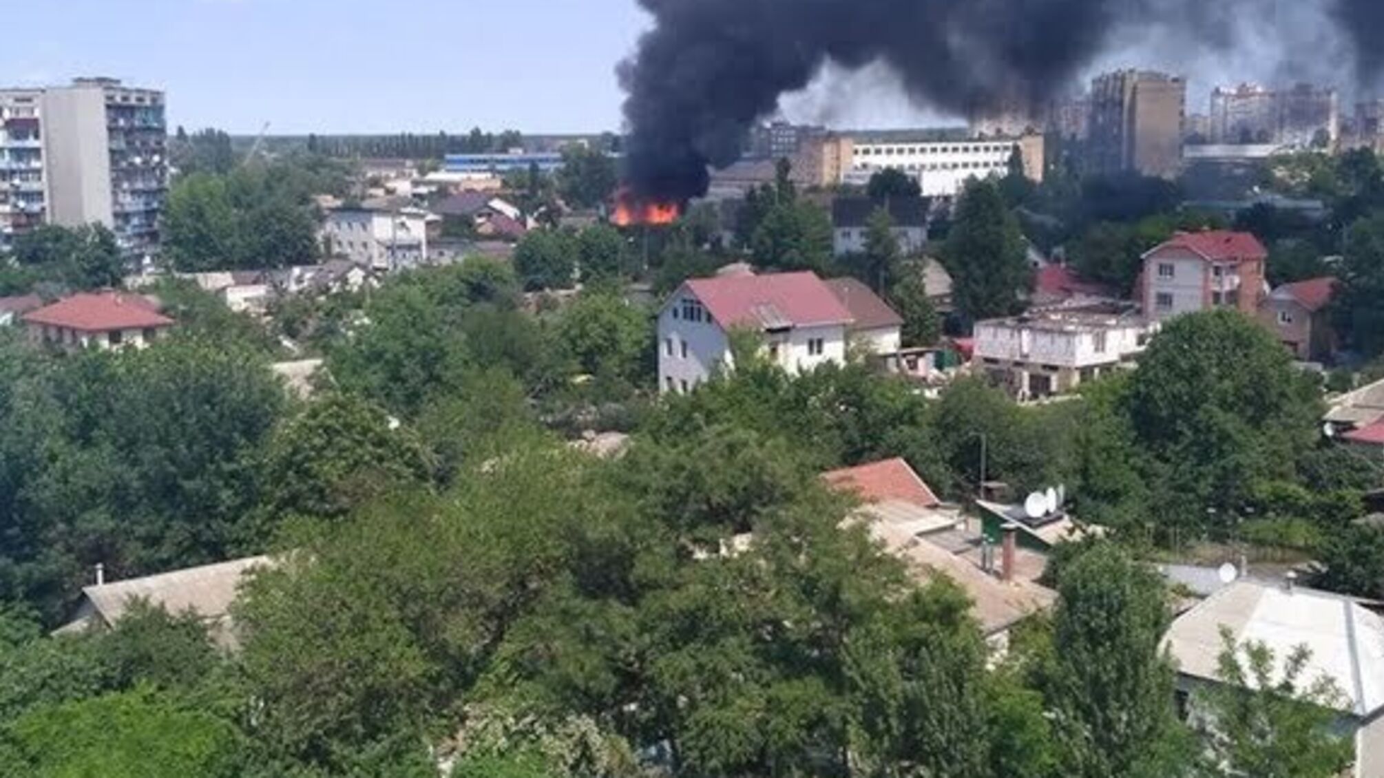 У Києві масштабна пожежа: користувачі соцмережі повідомили про вибух